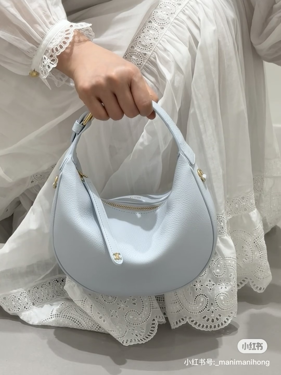 Celine This light and soft color is like the first ice crystal shattered by a wind chime, which melts into a puddle of mint soda when it meets th