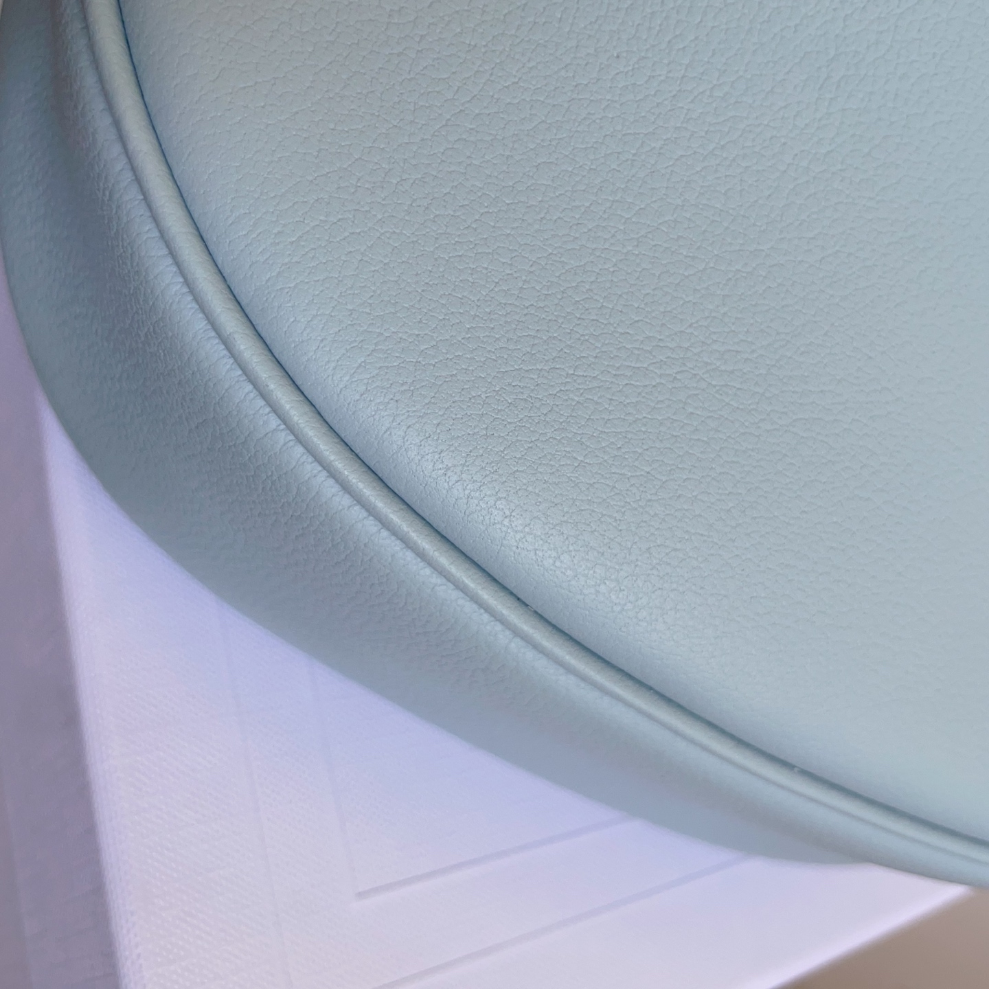 Celine This ice blue, which is exclusive to the hot summer, is light and light.