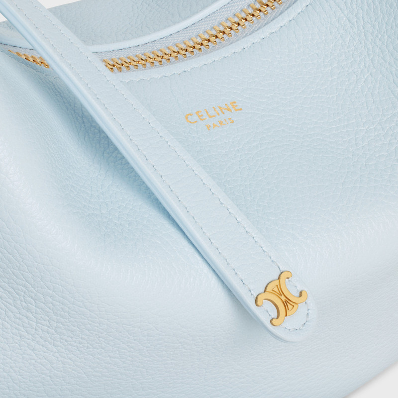 Celine This ice blue, which is exclusive to the hot summer, is light and light.