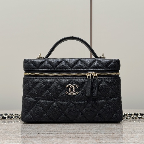 Élégant Sac Vanity Chanel en Cuir Caviar Noir avec Quincaillerie Dorée 1 Élégant Sac Vanity Chanel en Cuir Caviar Noir avec Quincaillerie Dorée