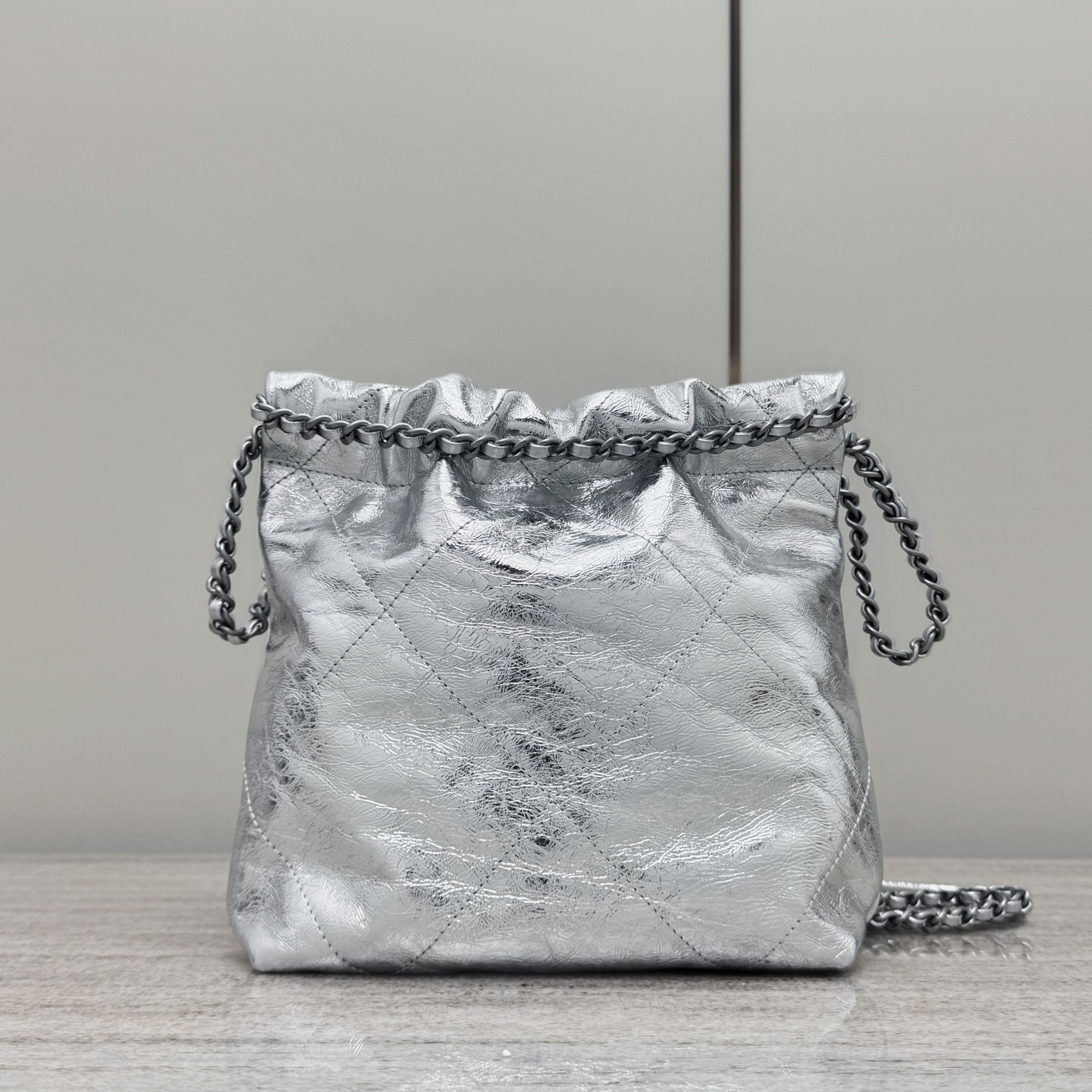 Chanel 22 Mini Bag Metallic Silver, Fashionable, Versatile, and Chic 3 i1735049605 3209 2