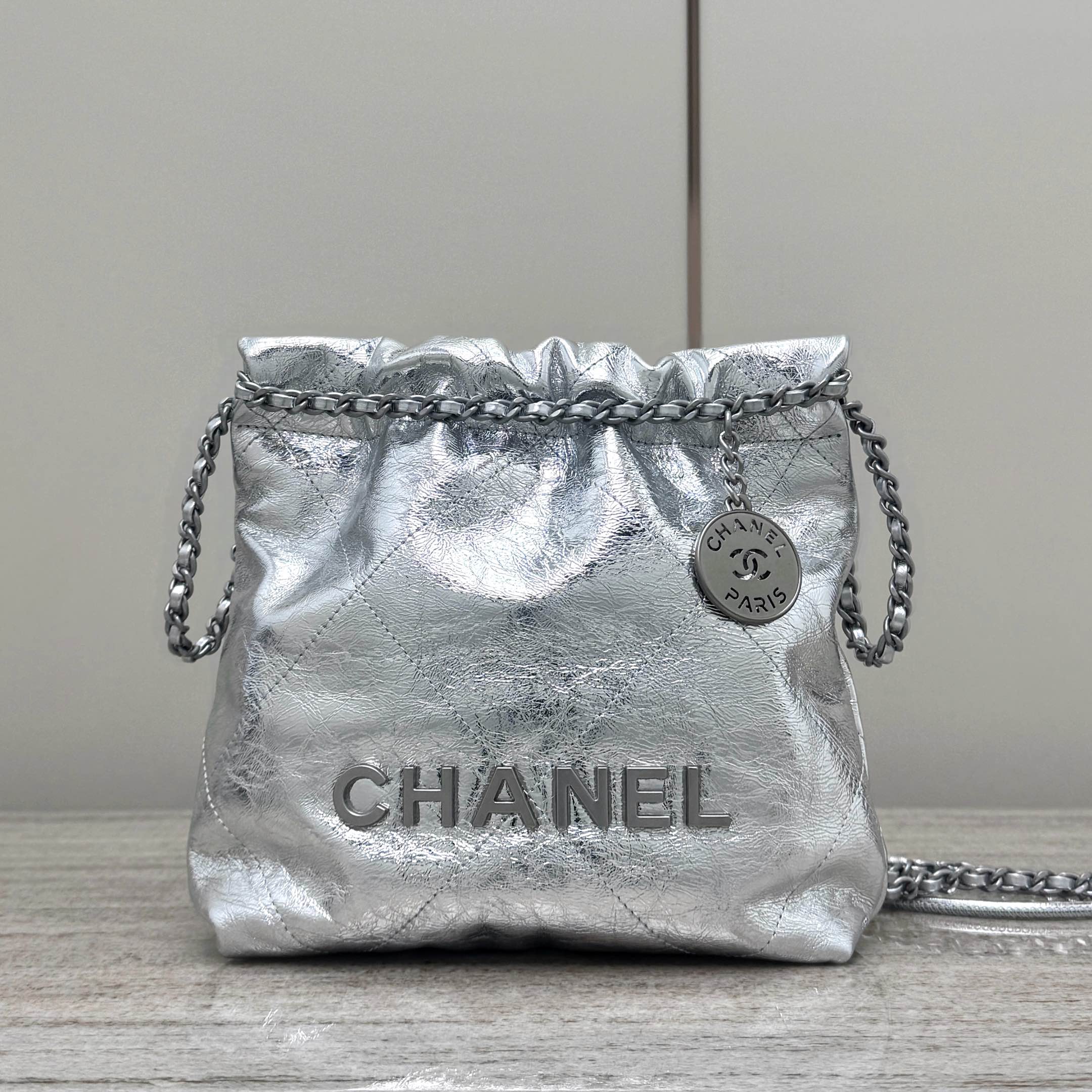 Chanel 22 Mini Bag Metallic Silver, Fashionable, Versatile, and Chic 2 i1735049605 5411 1