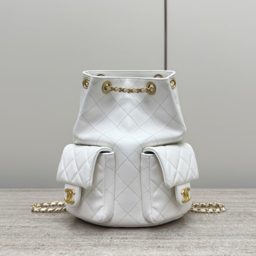 Chanel Sac à Dos Cordon Coulissant en Agneau Blanc avec Quincaillerie Dorée 1 Chanel Sac à Dos Cordon Coulissant en Agneau Blanc avec Quincaillerie Dorée