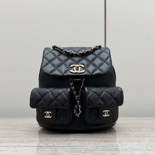 Chanel Duma 23P Mini Sac à Dos en Cuir Grainé Noir avec Quincaillerie Dorée 1 Chanel Duma 23P Mini Sac à Dos en Cuir Grainé Noir avec Quincaillerie Dorée