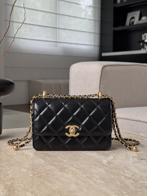 Elegant Quilted Flap Bag with Chain Strap, Versatile Leather Shoulder Bag 1 Elegant Quilted Flap Bag with Chain Strap, Versatile Leather Shoulder Bag