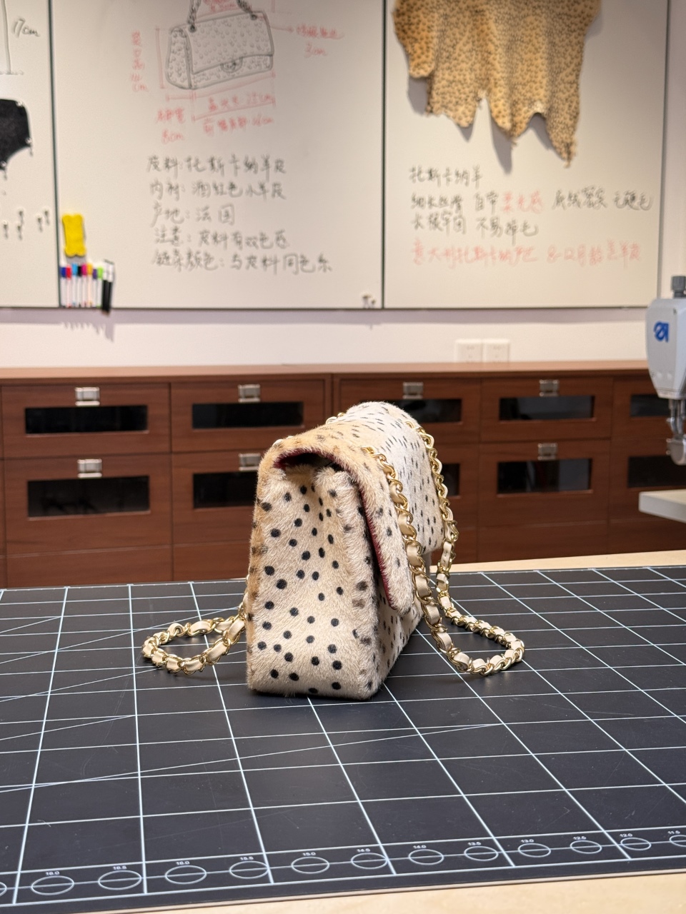 샤넬 26 a 뚜껑 물방울 패턴 가방 상세 이미지 3