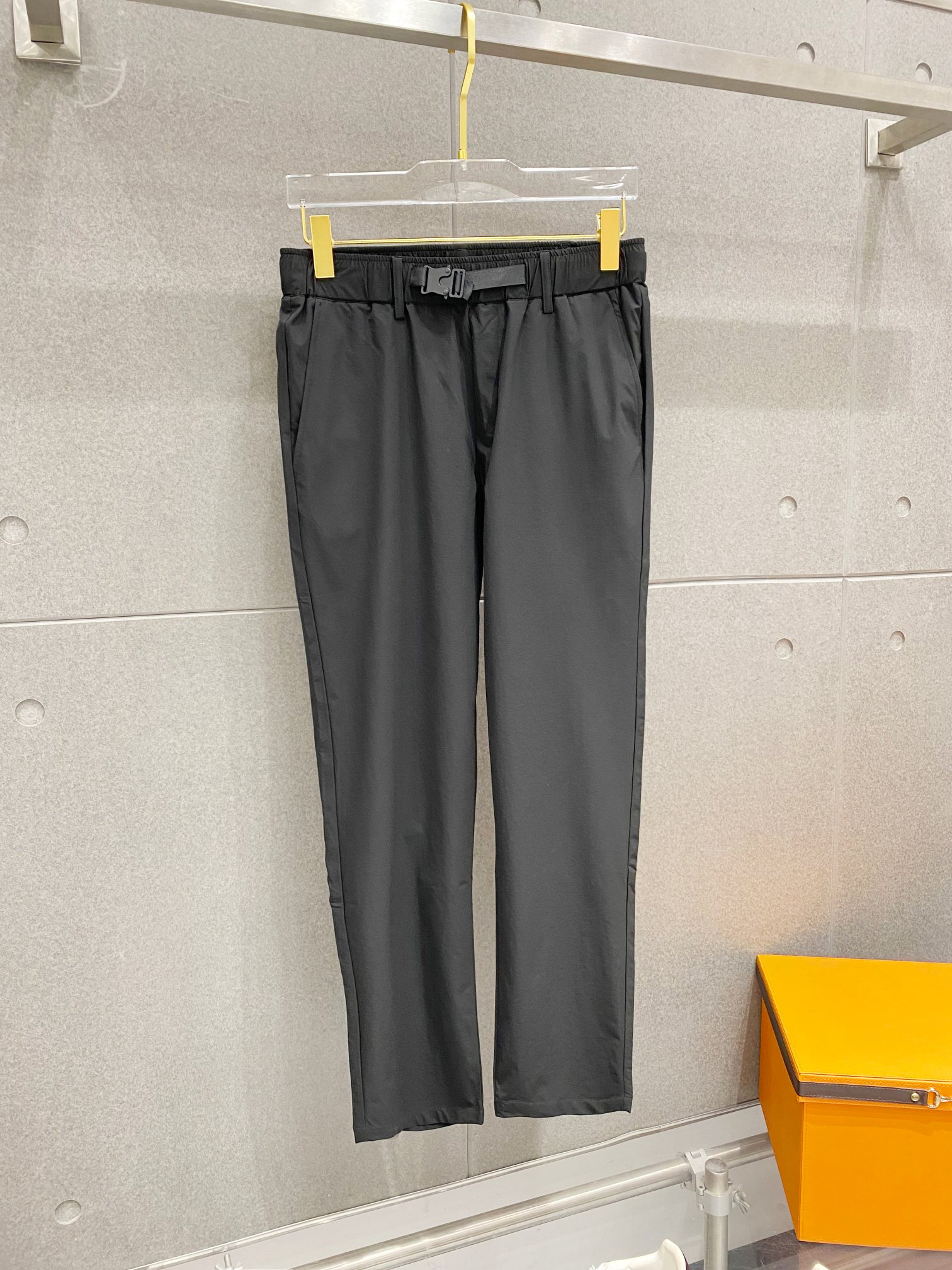 NO:460518,BC spring and summer new casual pants, imported lysel fabric, carefully created with thin, breathable, soft and comfortable, with buckle ropes and decoration, embroidered brand logo embellishment logo, aesthetic renewal interpretation, interpreting a rich style and fashion style, with strong sense of detail and design. The classic brand logo is used as color matching, interpreting classic brand fashion, adding luster to the overall shape. The inner weaving surface is flat and breathable, very simple and unique charm. The pants are decorated with iconic brand logos to highlight the brand style and create fashionable and diverse styles. Men who love the cool magazines, with a vibrant youth style, a must-have for trendy men!  Code number M-3XL, alexander wang19860909bc春夏新款品休闲裤,进口莱赛尔天丝面料,精心打造清薄透气,柔软舒适,采用扣绳搭配装饰,刺绣品牌logo点缀标志,美学的焕新诠释,演绎浓郁的格调型时尚风范,细节感和设计感强悍.经典品牌标识做为色彩搭配,演绎经典的品牌时尚,为整体造型增光添彩.内里织面平整透气性极佳,简洁而富有独特魅力.裤身上点缀标志性品牌标识,彰显品牌格调,打造时尚多样的造型,喜爱杂志酷酷的男人,一身活力四射的青春范,潮流男士必备款！ 码数M-3XL,,alexander wang,Men's clothing