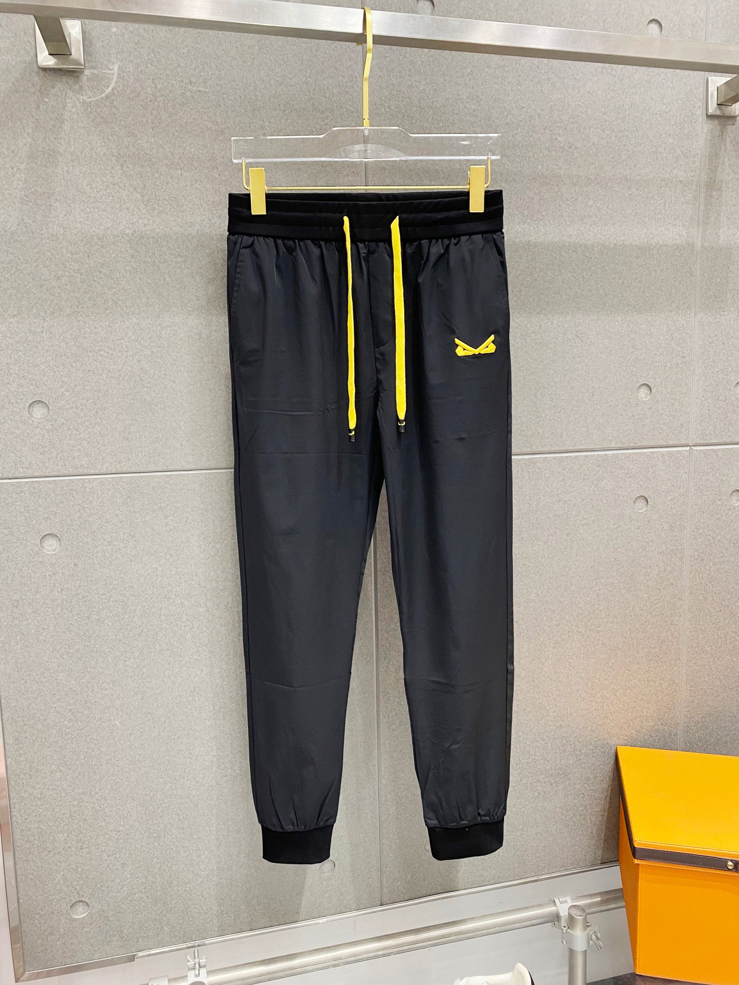 NO:460511,Embroidered monster spring and summer new fashion high-end casual pants brand launched a new series, carefully developed by the designer team, exclusive products, luxury classic brand LOGO design. Customized fabrics imported from Europe are soft, comfortable and textured, and the classic element color matching is also very cool. Customized imported high-end hardware accessories are made. The details are exquisite and the upper body effect is super invincible, and the trend is versatile. Size M-3XL, alexander wang19860909刺绣小怪兽春夏新品时尚高档休闲裤品牌全新推出系列,设计师团队精心研发,独家发售单品,奢华经典品牌LOGO设计.选用欧洲进口定制面料,柔软舒适有质感,经典元素色系搭配也是非常炫酷定制进口高端五金辅料制作,细节处理精致上身效果超级无敌赞,潮流百搭.尺码M-3XL,,alexander wang,Men's clothing