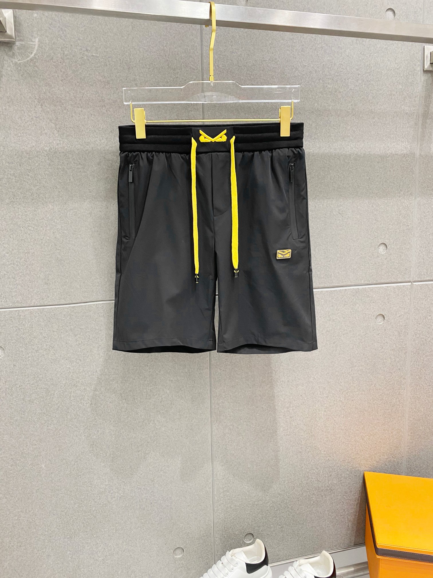 NO:460477,Fenjia exclusively offers high-end versions of new spring and summer shorts!  Customized fabrics for counters are breathable and comfortable, with impeccable details, and the brand element design concept reflects high quality. The feel is delicate and soft!  It is casually cut, with a great upper body style!  Code number M-3XL, fendi, shorts, alexander wang19860909芬家 独家专供新款春夏短裤高端版本！专柜定制面料 透气舒适度高,细节无可挑剔,品牌元素设计理念,体现高品质.手感细腻柔软！呈现休闲裁剪,上身版型超赞！码数M-3XL,,fendi,shorts,alexander wang,Men's clothing