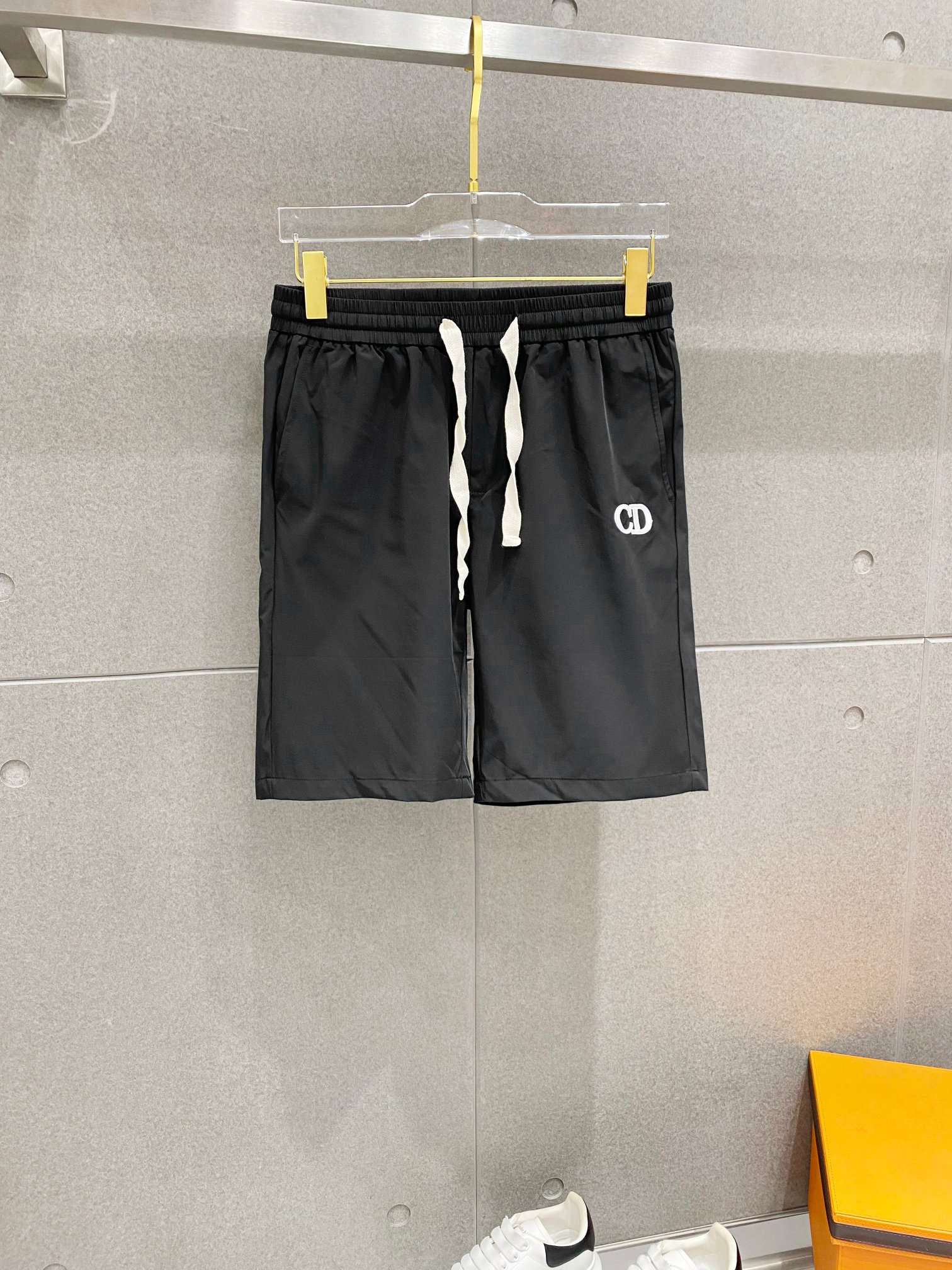 NO:460470,CD exclusively offers the new spring and summer shorts high-end version!  Customized fabrics for counters are breathable and comfortable, with impeccable details, and the brand element design concept reflects high quality. The feel is delicate and soft!  It is casually cut, with a great upper body style!  Code number M-3XL, shorts, alexander wang19860909CD独家专供新款春夏短裤高端版本！专柜定制面料 透气舒适度高,细节无可挑剔,品牌元素设计理念,体现高品质.手感细腻柔软！呈现休闲裁剪,上身版型超赞！码数M-3XL,,shorts,alexander wang,Men's clothing