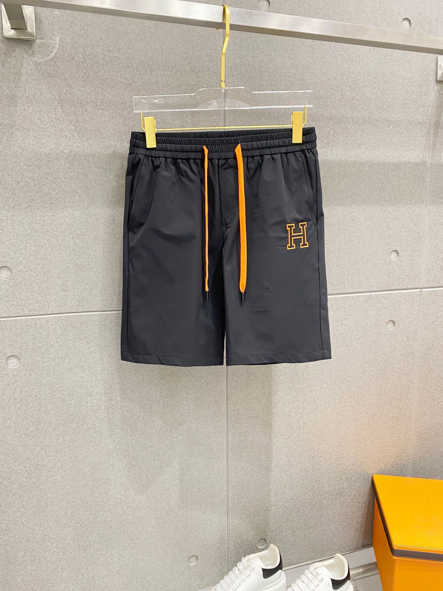 NO:460530,H exquisite embroidery exclusively for the new spring and summer shorts high-end version!  Customized fabrics for counters are breathable and comfortable, with impeccable details, and the brand element design concept reflects high quality. The feel is delicate and soft!  It is casually cut, with a great upper body style!  Code number M-3XL, shorts, alexander wang19860909H精致刺绣独家专供新款春夏短裤高端版本！专柜定制面料 透气舒适度高,细节无可挑剔,品牌元素设计理念,体现高品质.手感细腻柔软！呈现休闲裁剪,上身版型超赞！码数M-3XL,,shorts,alexander wang,Men's clothing