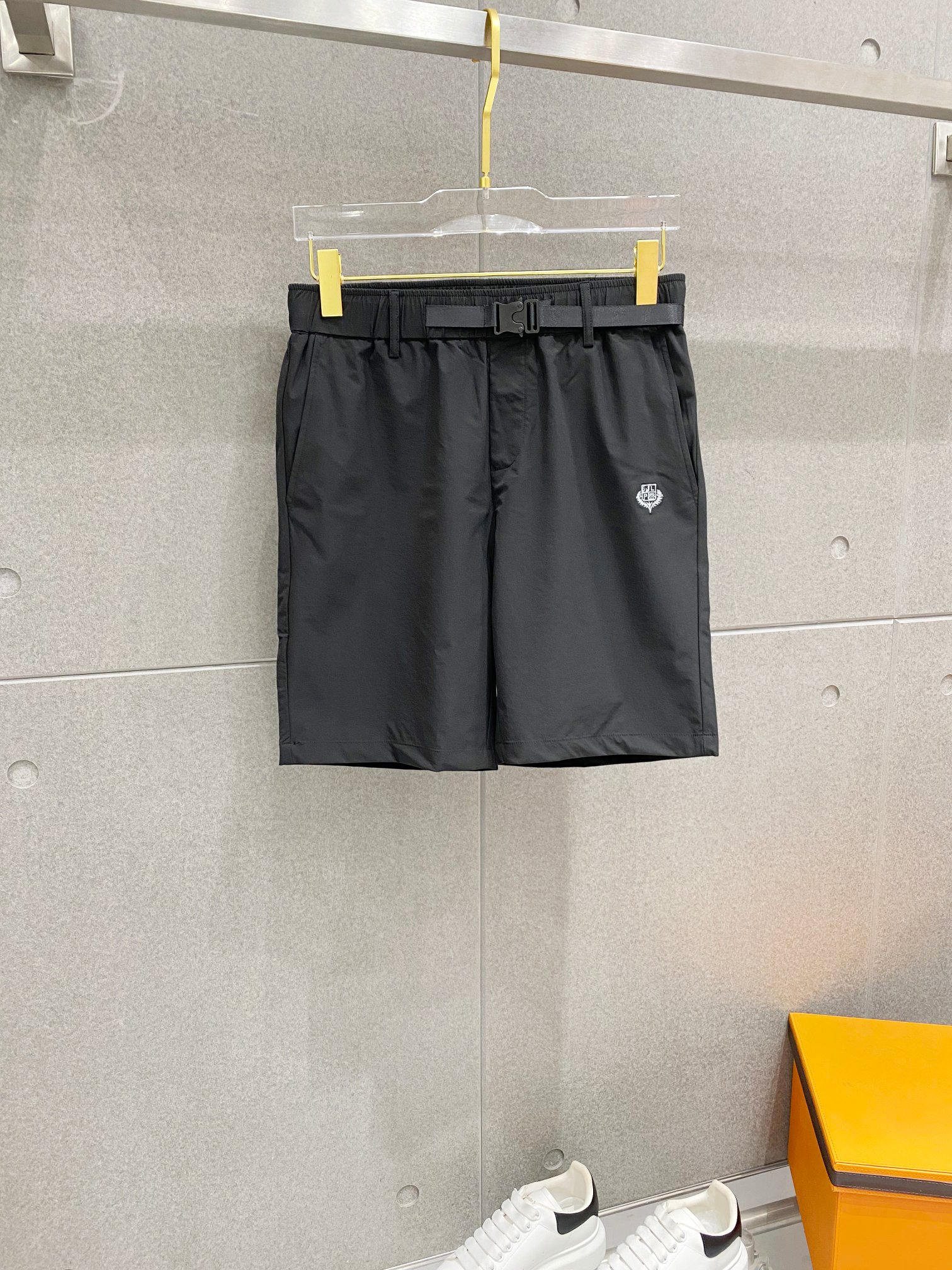 NO:460523,Exclusively available for the new spring and summer casual shorts high-end version!  Customized fabrics for counters are breathable and comfortable, with impeccable details, and the brand element design concept reflects high quality. The feel is delicate and soft!  It is casually cut, with a great upper body style!  Code number M-3XL, shorts, alexander wang19860909独家专供新款春夏休闲短裤高端版本！专柜定制面料 透气舒适度高,细节无可挑剔,品牌元素设计理念,体现高品质.手感细腻柔软！呈现休闲裁剪,上身版型超赞！码数M-3XL,,shorts,alexander wang,Men's clothing