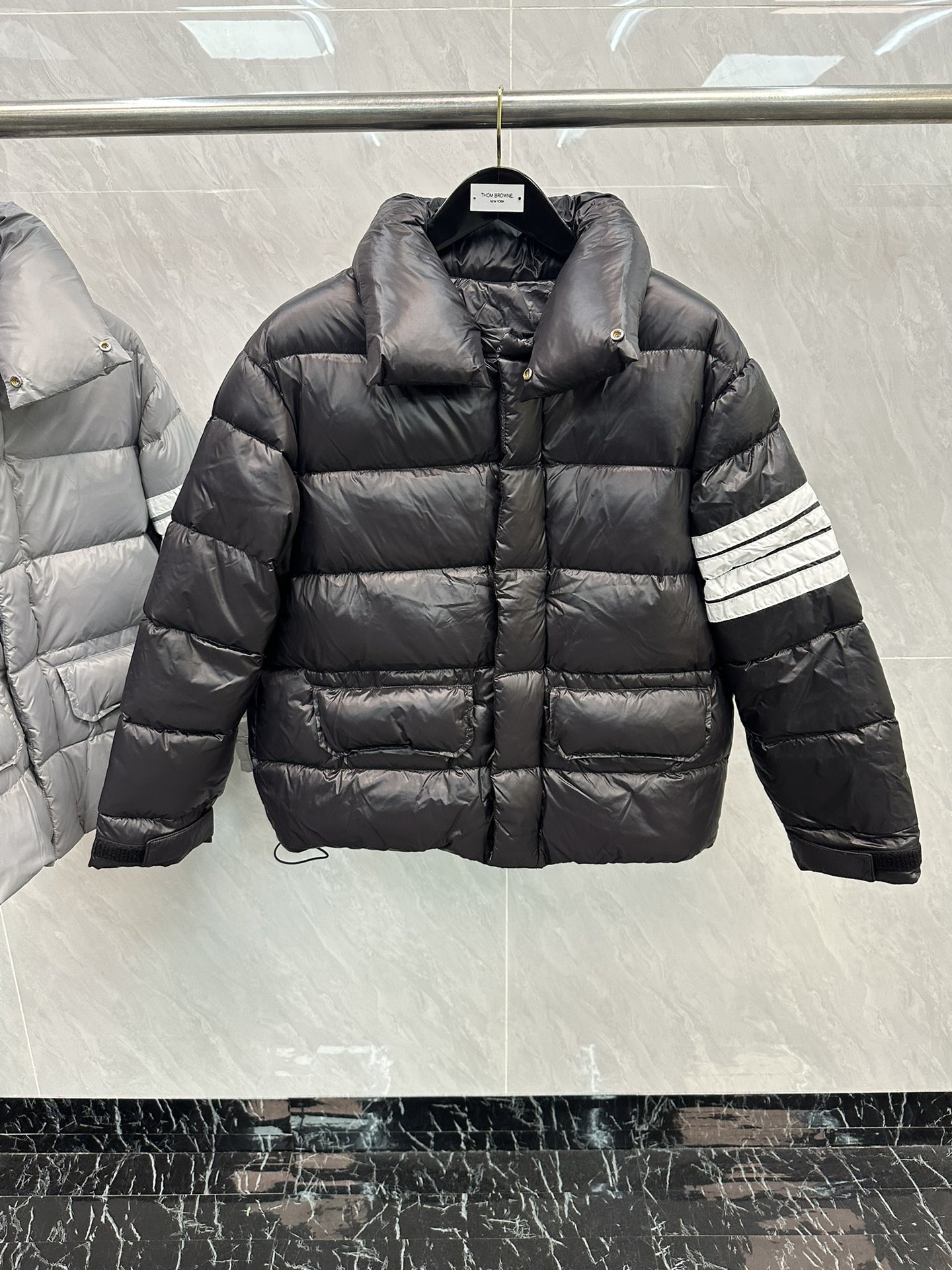 💰445 THOMBROWNE汤姆布朗经典四条杠情侣羽绒面包服
最完美的情侣款这件面包服出镜率真的很高好几次的机场街拍都少不了它的陪伴又美又暖，不穿它穿谁!选用400T高密度防风抗寒功能性面料，手感柔软舒适经典的三色条纹内里，如丝绸一般顺滑且具有超强的抗静电抗皱能力在原材料方面，羽绒服的核心就在于里面的绒的品质内里是90%国标鸭绒填充简直不要太轻盈保暖!隔绝外界冷空气的入侵!!工艺更是精湛，严防钻绒，真空充绒!采用国际先进的真空充绒技术，增加空气隔层不损伤羽线，能保持羽原有的柔软性、弹性及手感将羽绒的保暖性发挥到佳!版型设计更是相当时髦，本身是简约纯色，衣身虽然没有品牌logo但胸前 TB标志性的四杠袖已经透露着高端的气息!搭配卫衣或衬衣，保暖又够潮让你轻松成为最时尚个性的那一个!速度买起来!
码数：均码（可穿到140斤）
颜色：灰色 黑色