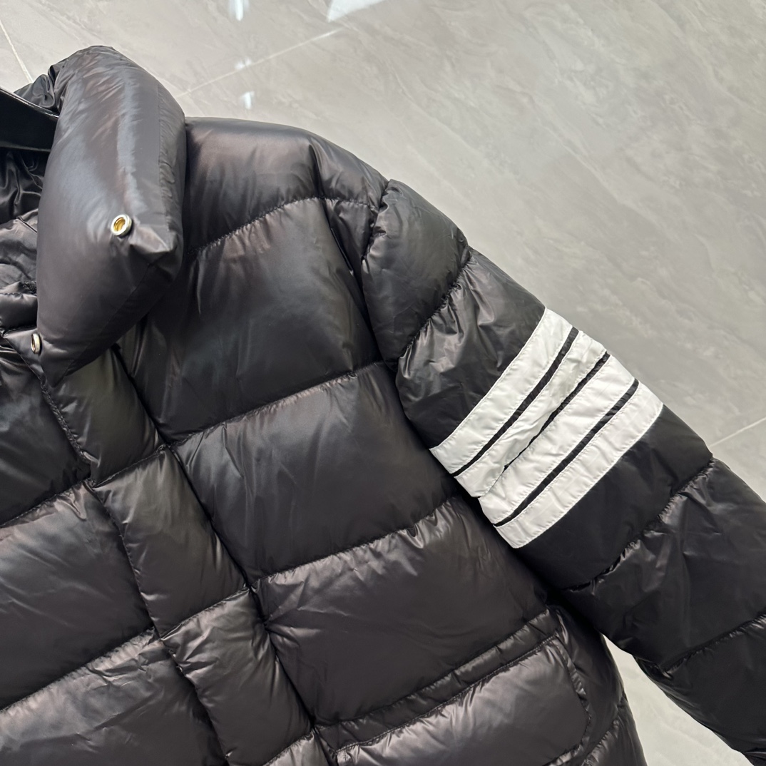 💰445 THOMBROWNE汤姆布朗经典四条杠情侣羽绒面包服
最完美的情侣款这件面包服出镜率真的很高好几次的机场街拍都少不了它的陪伴又美又暖,不穿它穿谁!选用400T高密度防风抗寒功能性面料,手感柔软舒适经典的三色条纹内里,如丝绸一般顺滑且具有超强的抗静电抗皱能力在原材料方面,羽绒服的核心就在于里面的绒的品质内里是90%国标鸭绒填充简直不要太轻盈保暖!隔绝外界冷空气的入侵!!工艺更是精湛,严防钻绒,真空充绒!采用国际先进的真空充绒技术,增加空气隔层不损伤羽线,能保持羽原有的柔软性、弹性及手感将羽绒的保暖性发挥到佳!版型设计更是相当时髦,本身是简约纯色,衣身虽然没有品牌logo但胸前 TB标志性的四杠袖已经透露着高端的气息!搭配卫衣或衬衣,保暖又够潮让你轻松成为最时尚个性的那一个!速度买起来!
码数:均码(可穿到140斤)
颜色:灰色 黑色