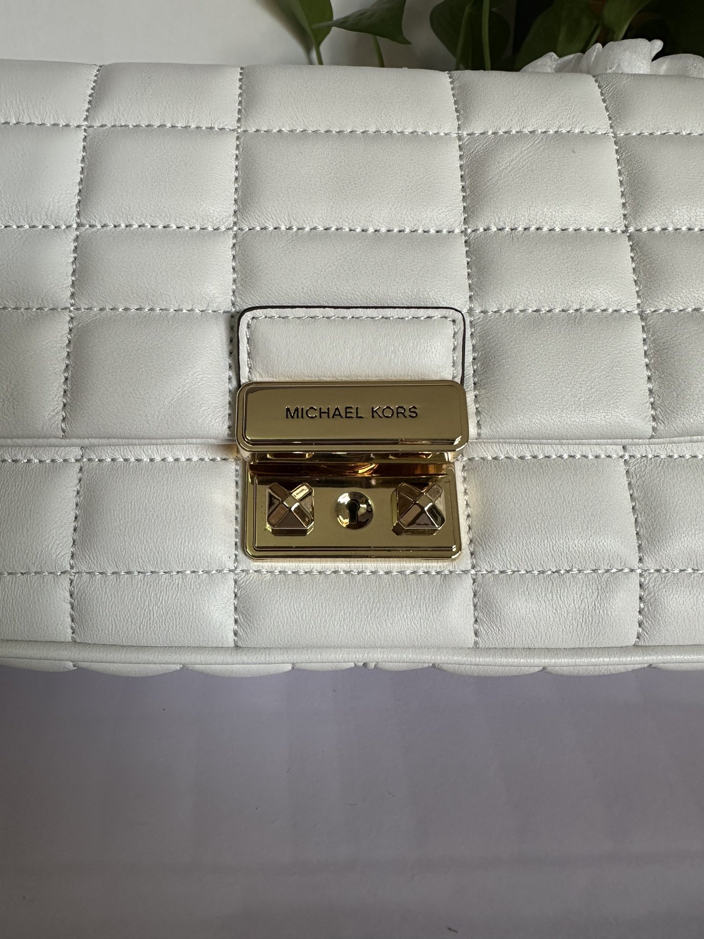 Michael Kors 翠贝卡绣花格子新款包，MK新款TRIBECA系列羊皮方格绗缝锁扣翻盖手提单肩包