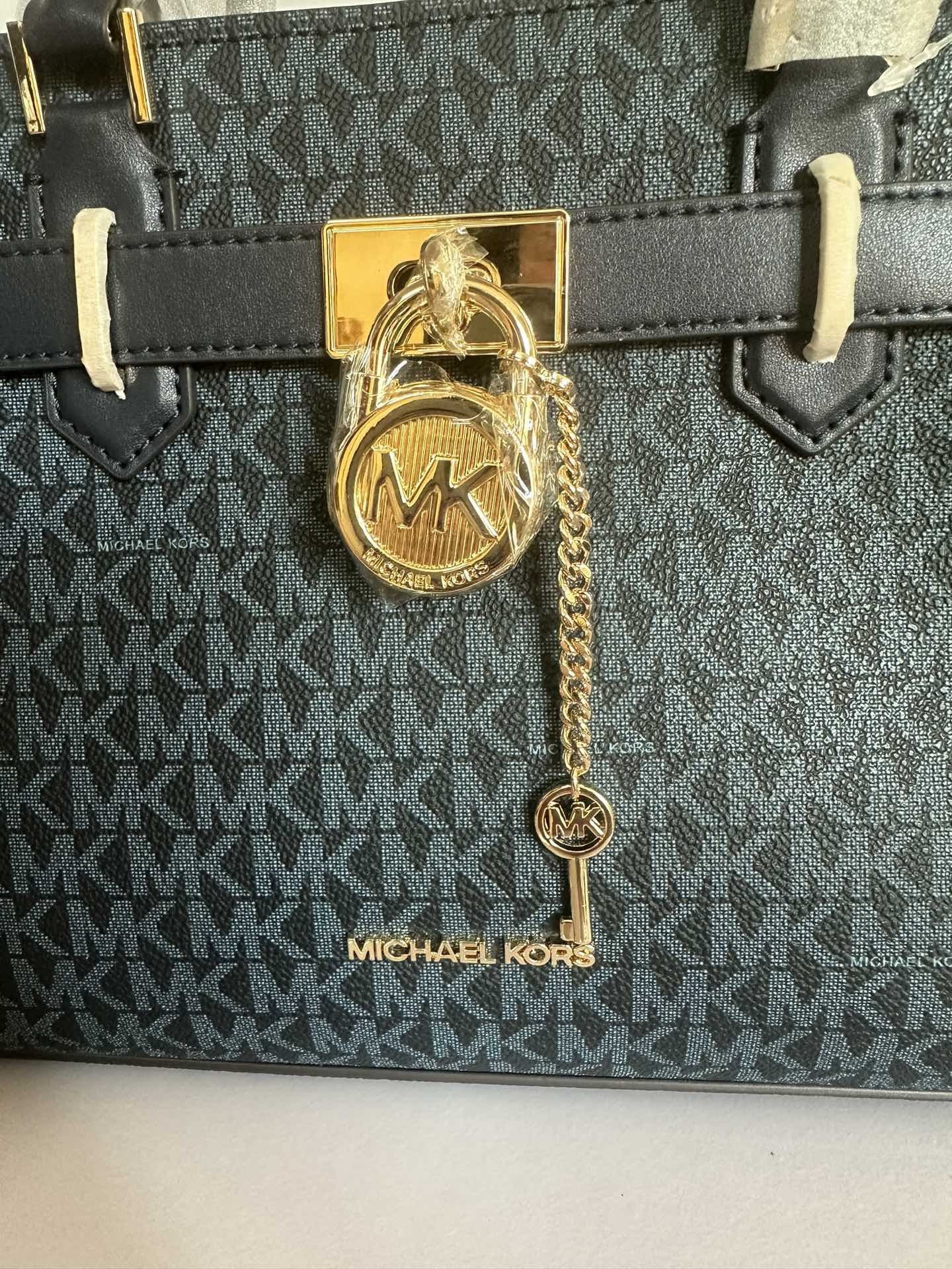 Michael Kors MK23年新款Hamilton小号锁头包，手提单肩斜挎包，前面配置独特 锁头非常有个性，小号尺寸25/20/11cm