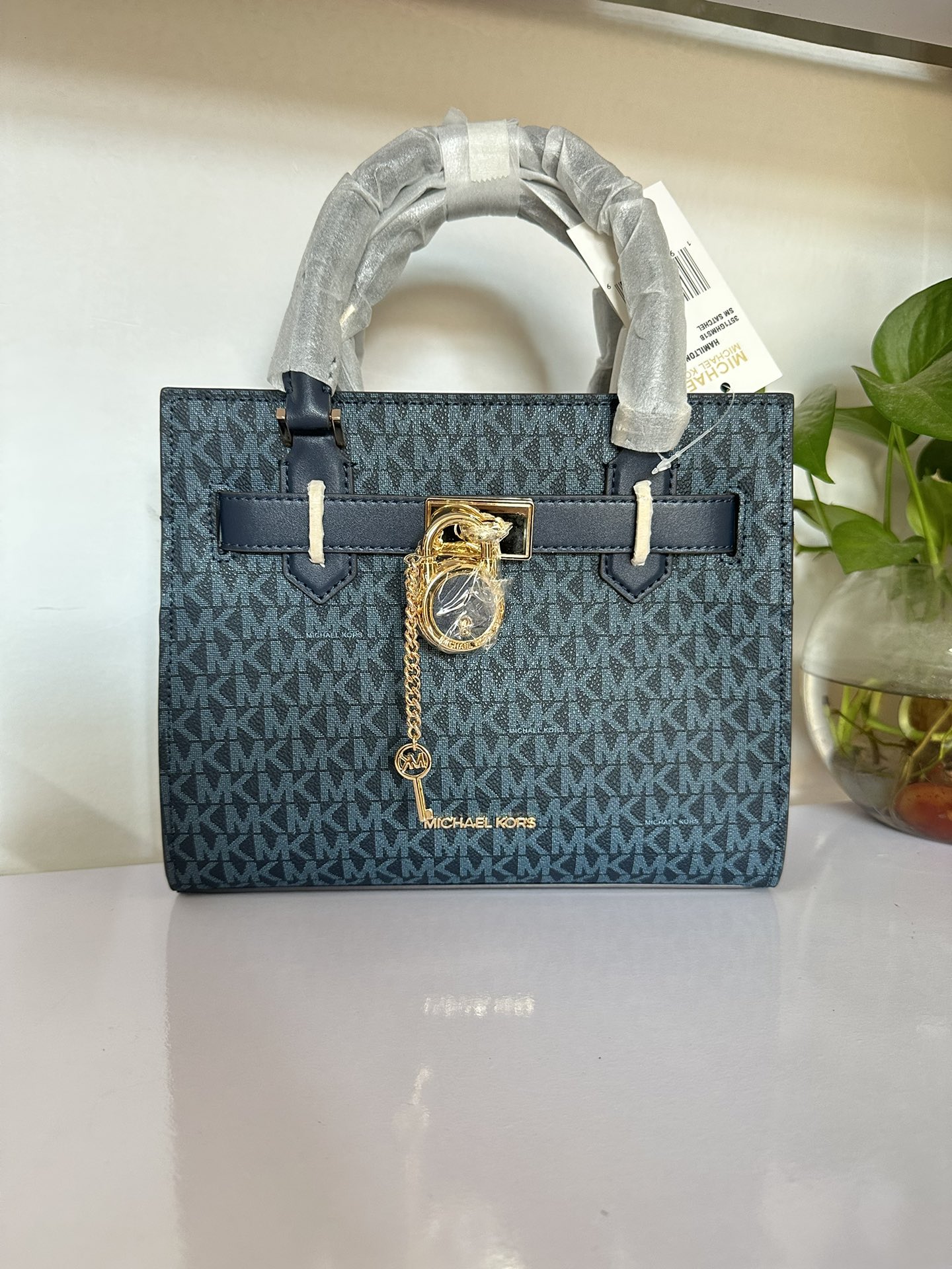 Michael Kors MK23年新款Hamilton小号锁头包，手提单肩斜挎包，前面配置独特 锁头非常有个性，小号尺寸25/20/11cm