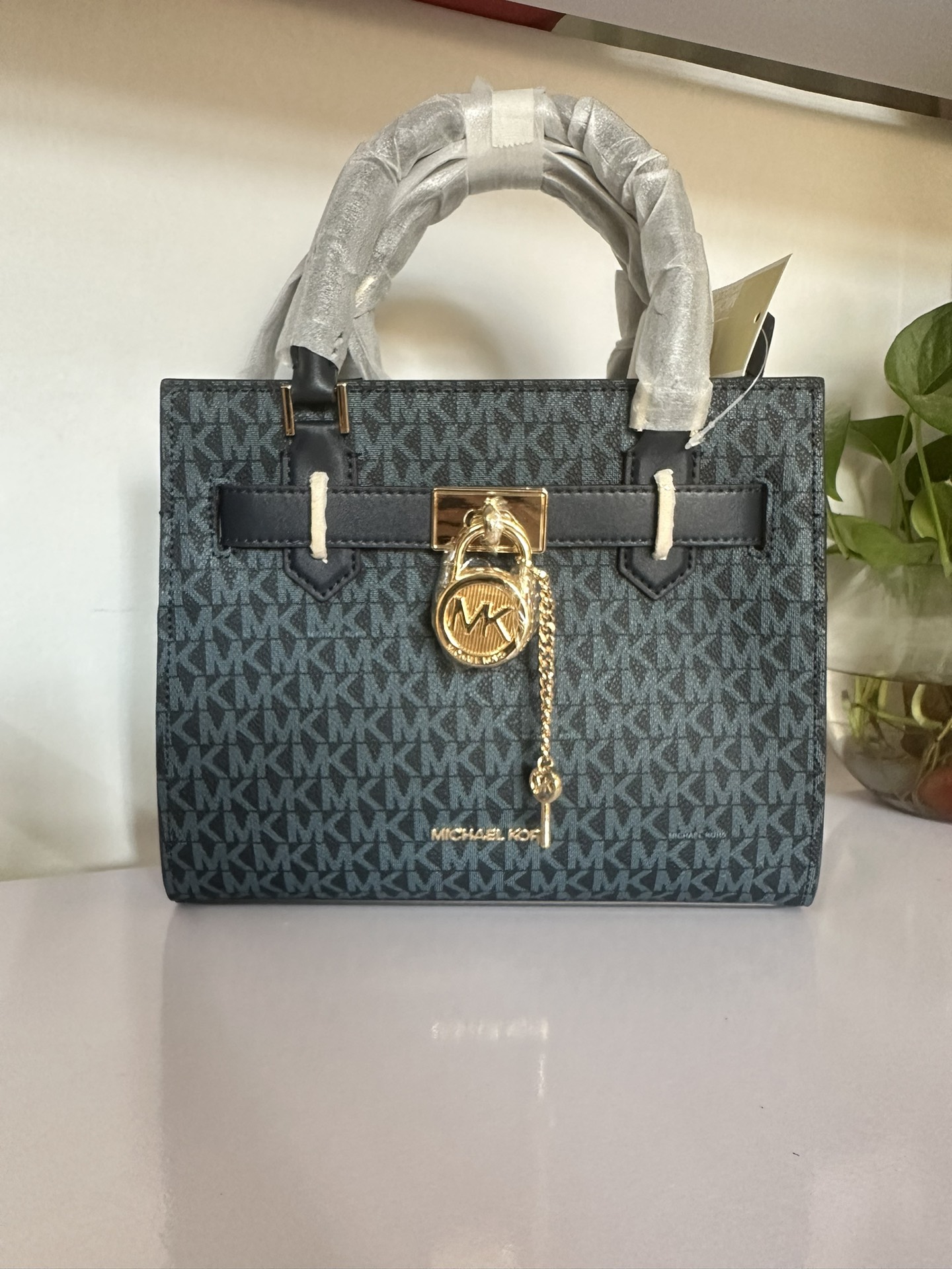 Michael Kors MK23年新款Hamilton小号锁头包，手提单肩斜挎包，前面配置独特 锁头非常有个性，小号尺寸25/20/11cm
