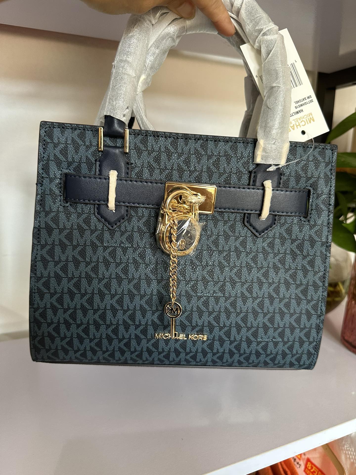 Michael Kors MK23年新款Hamilton小号锁头包，手提单肩斜挎包，前面配置独特 锁头非常有个性，小号尺寸25/20/11cm
