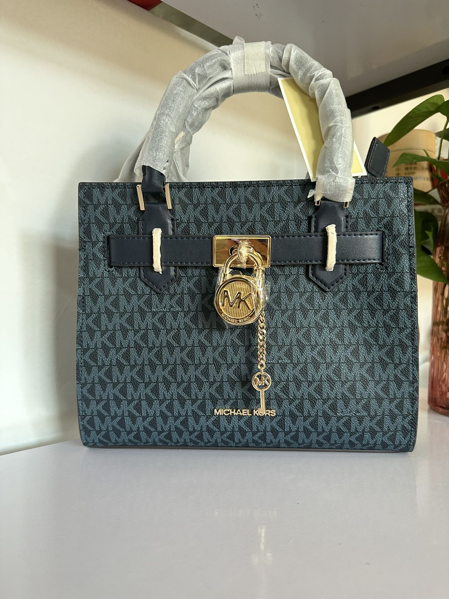 Michael Kors MK23年新款Hamilton小号锁头包，手提单肩斜挎包，前面配置独特 锁头非常有个性，小号尺寸25/20/11cm