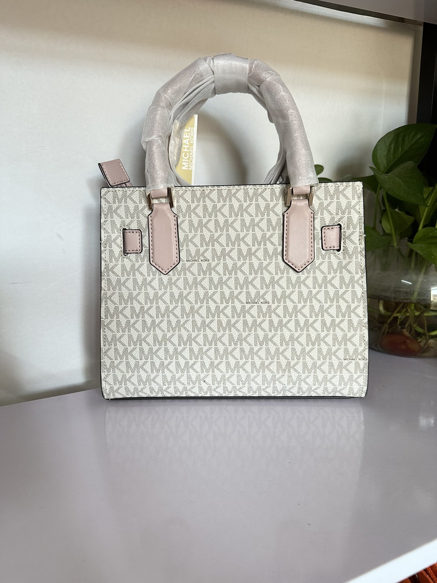 Michael Kors MK23年新款Hamilton小号锁头包，手提单肩斜挎包，前面配置独特 锁头非常有个性，小号尺寸25/20/11cm