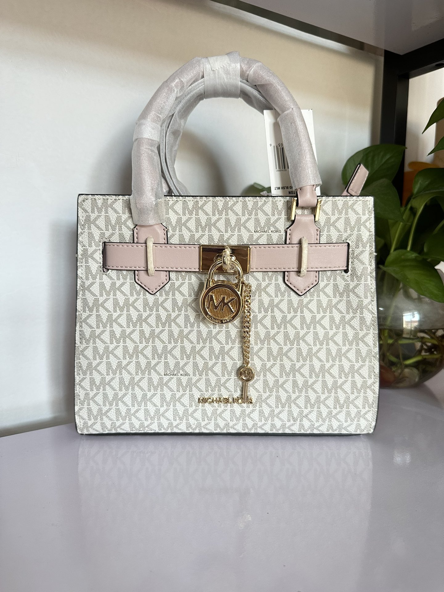 Michael Kors MK23年新款Hamilton小号锁头包，手提单肩斜挎包，前面配置独特 锁头非常有个性，小号尺寸25/20/11cm