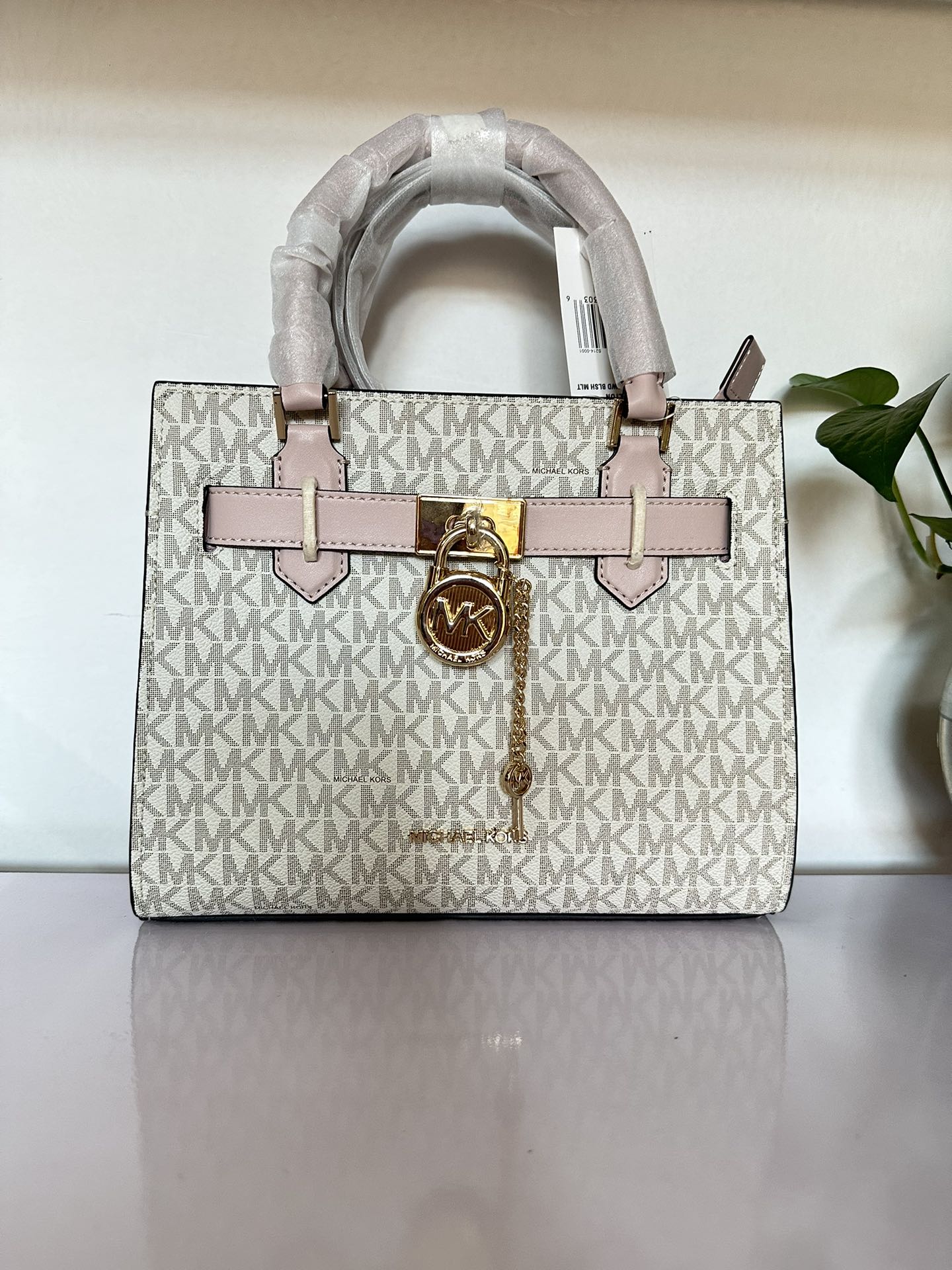 Michael Kors MK23年新款Hamilton小号锁头包，手提单肩斜挎包，前面配置独特 锁头非常有个性，小号尺寸25/20/11cm