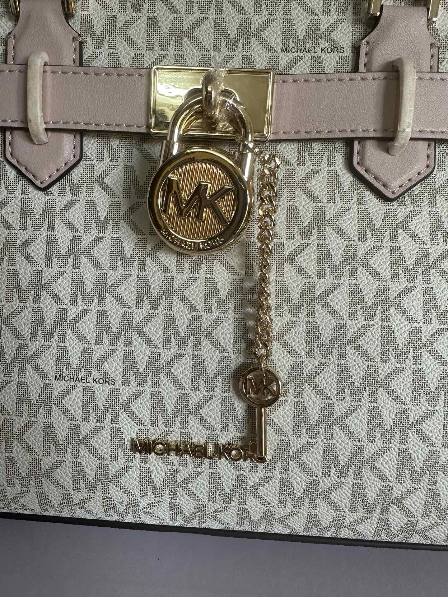 Michael Kors MK23年新款Hamilton小号锁头包，手提单肩斜挎包，前面配置独特 锁头非常有个性，小号尺寸25/20/11cm