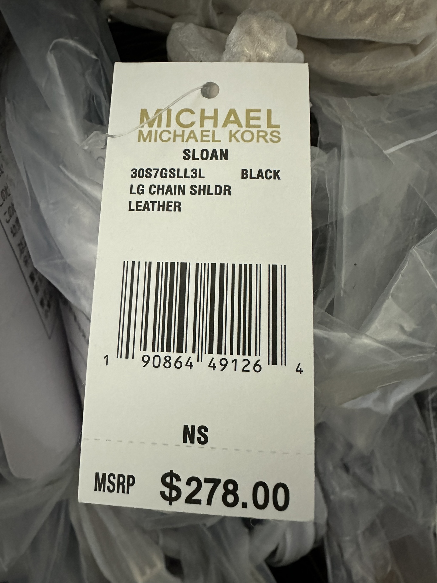 Michael Kors 新款新 MK中号V格小香风羊皮包 链条，、黑色、樱桃红，金色五金，中间有隔层。多个内插卡袋和拉链袋 走线非常美观
