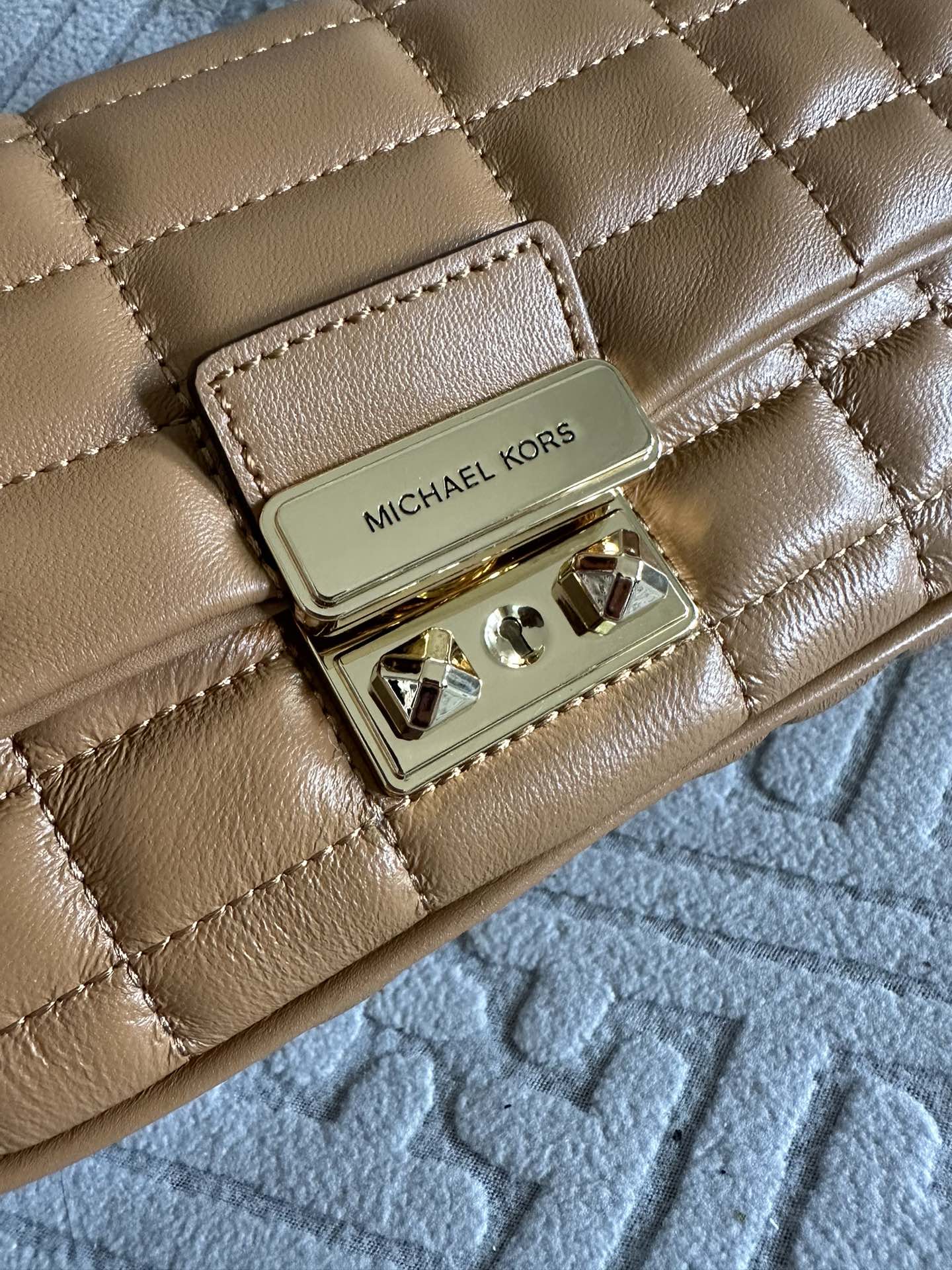 Michael Kors 翠贝卡绣花格子新款包，MK新款TRIBECA系列羊皮方格绗缝锁扣翻盖手提单肩包
