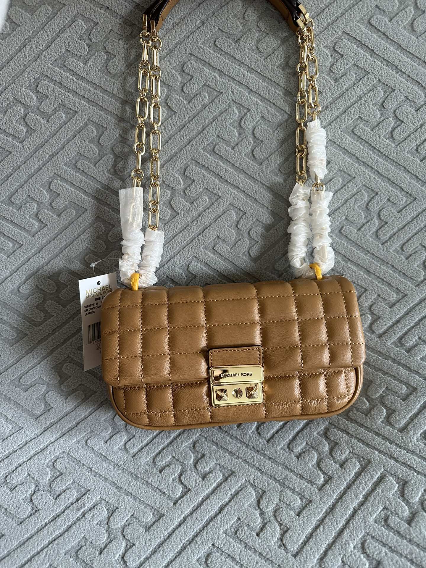 Michael Kors 翠贝卡绣花格子新款包，MK新款TRIBECA系列羊皮方格绗缝锁扣翻盖手提单肩包