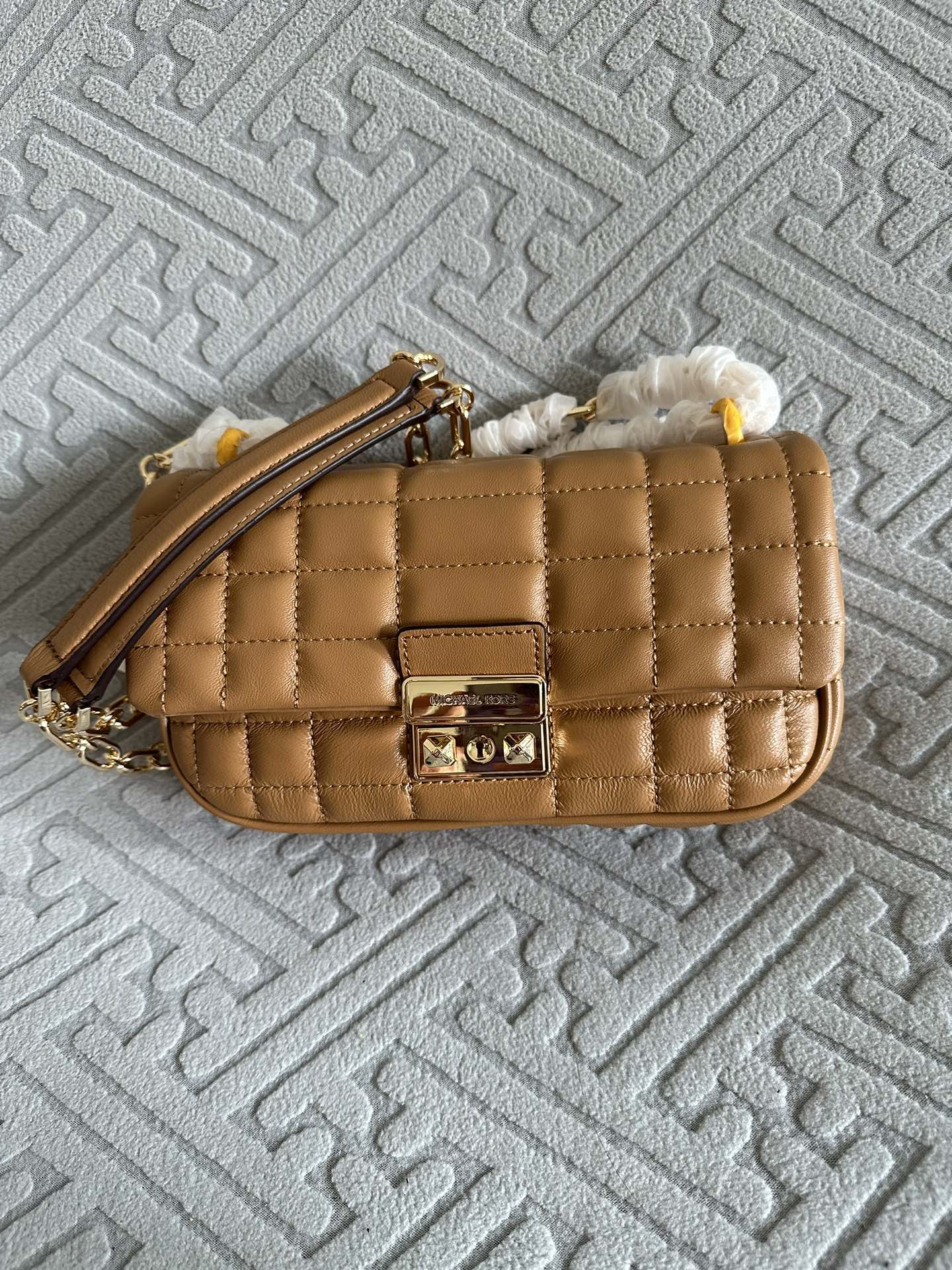 Michael Kors 翠贝卡绣花格子新款包，MK新款TRIBECA系列羊皮方格绗缝锁扣翻盖手提单肩包