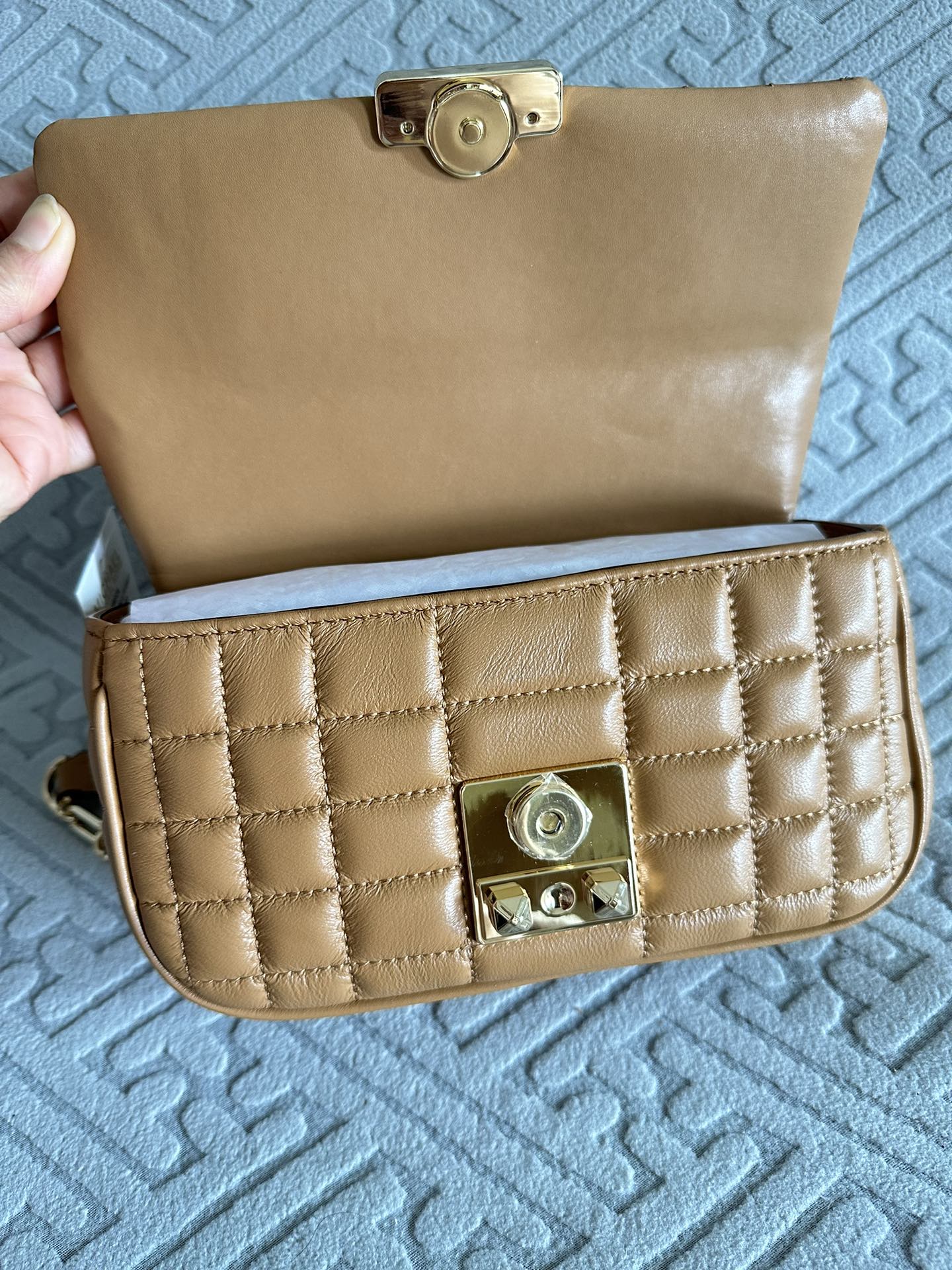 Michael Kors 翠贝卡绣花格子新款包，MK新款TRIBECA系列羊皮方格绗缝锁扣翻盖手提单肩包
