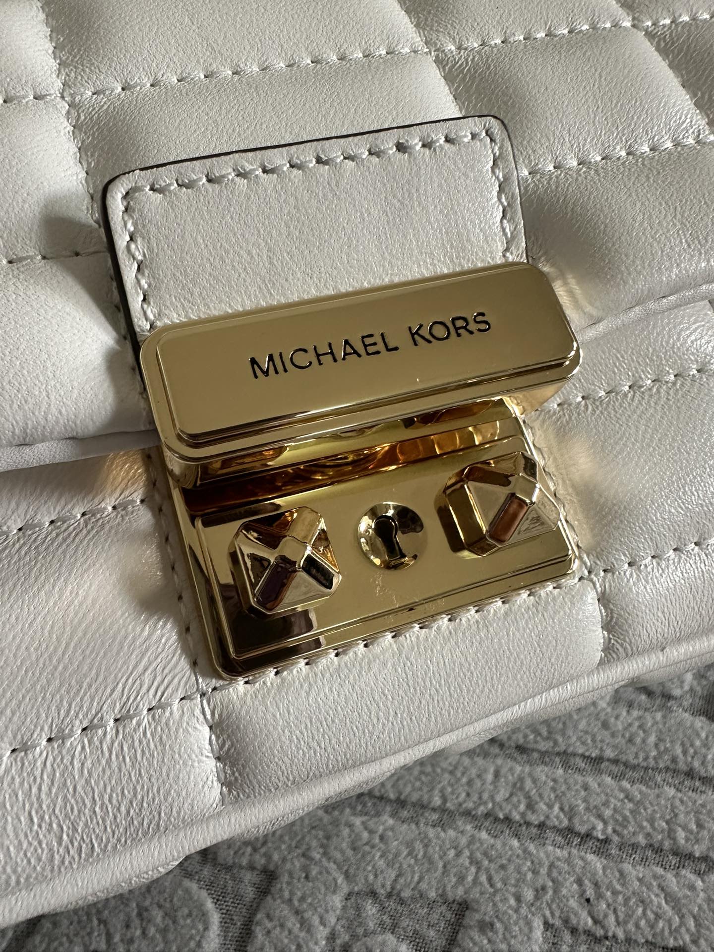 Michael Kors 翠贝卡绣花格子新款包，MK新款TRIBECA系列羊皮方格绗缝锁扣翻盖手提单肩包