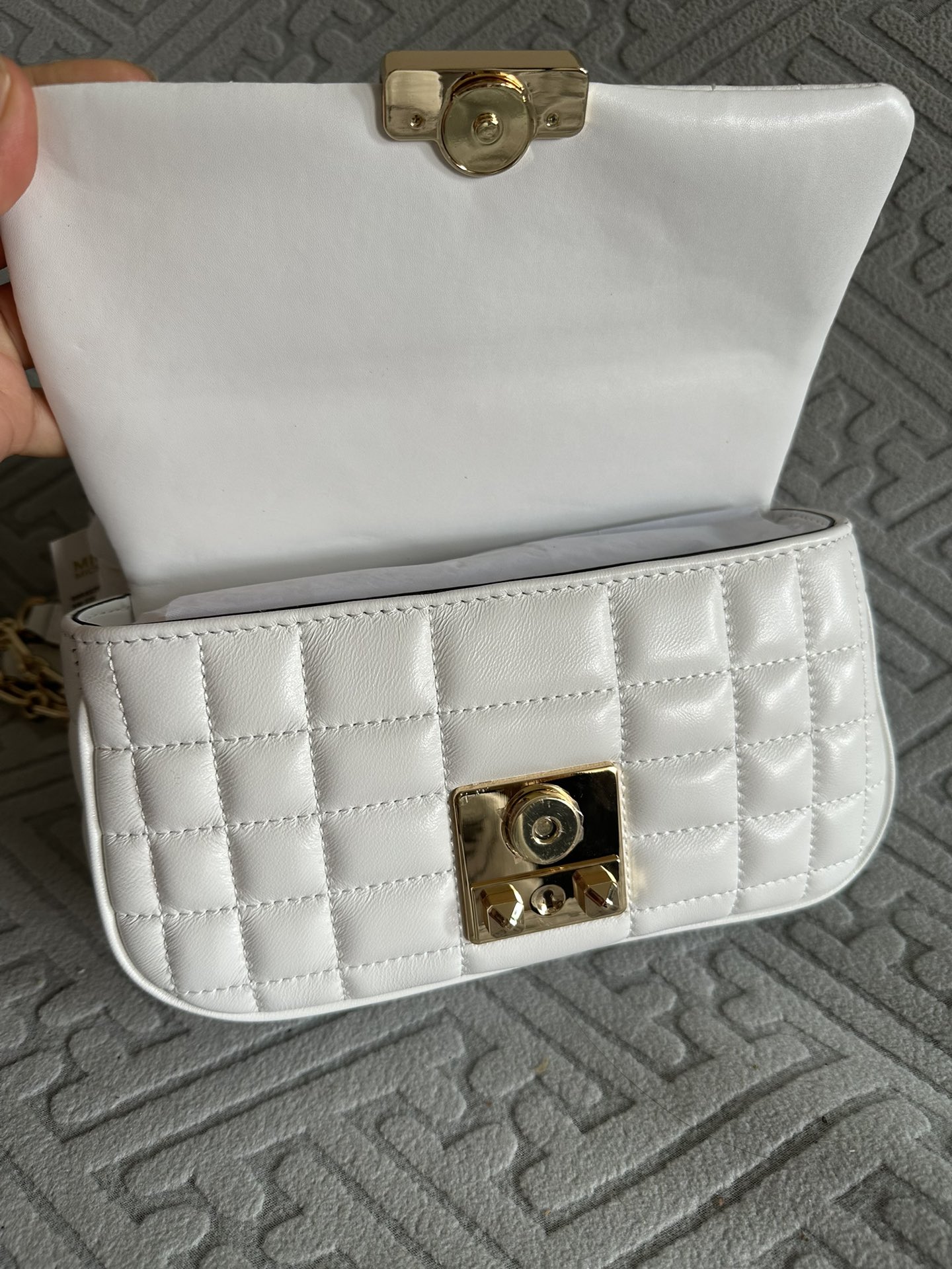 Michael Kors 翠贝卡绣花格子新款包，MK新款TRIBECA系列羊皮方格绗缝锁扣翻盖手提单肩包
