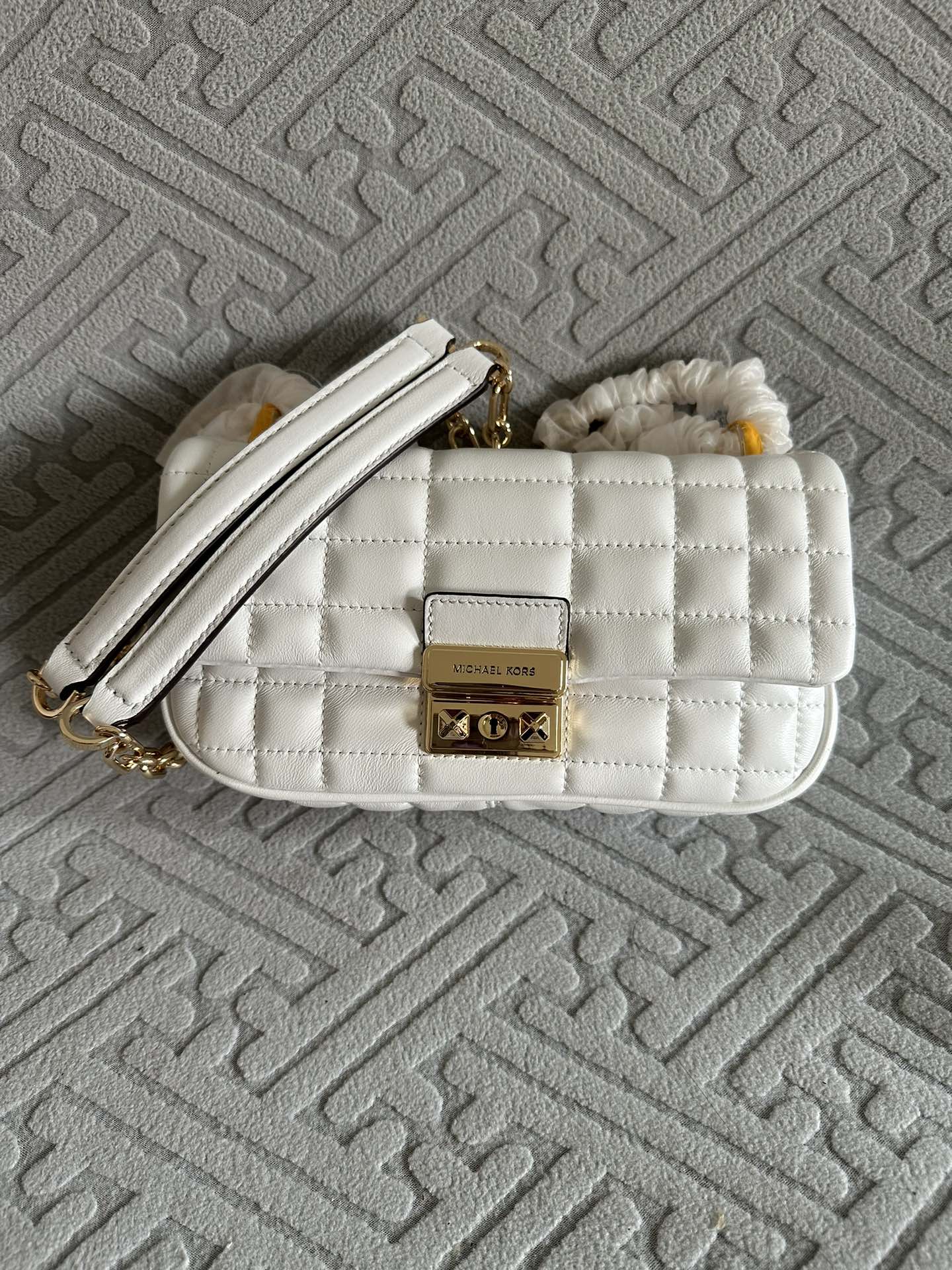 Michael Kors 翠贝卡绣花格子新款包，MK新款TRIBECA系列羊皮方格绗缝锁扣翻盖手提单肩包