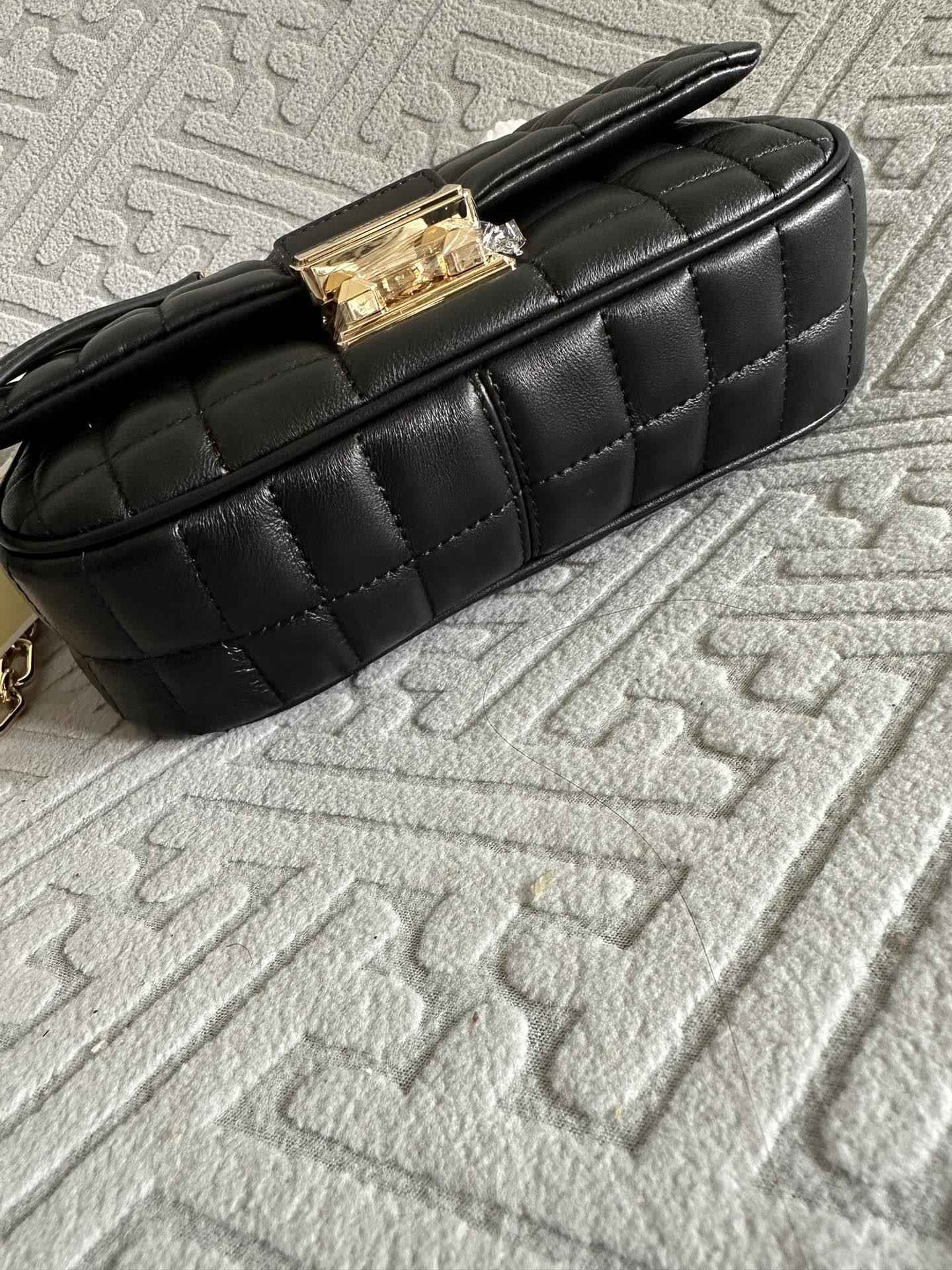 Michael Kors 翠贝卡绣花格子新款包，MK新款TRIBECA系列羊皮方格绗缝锁扣翻盖手提单肩包