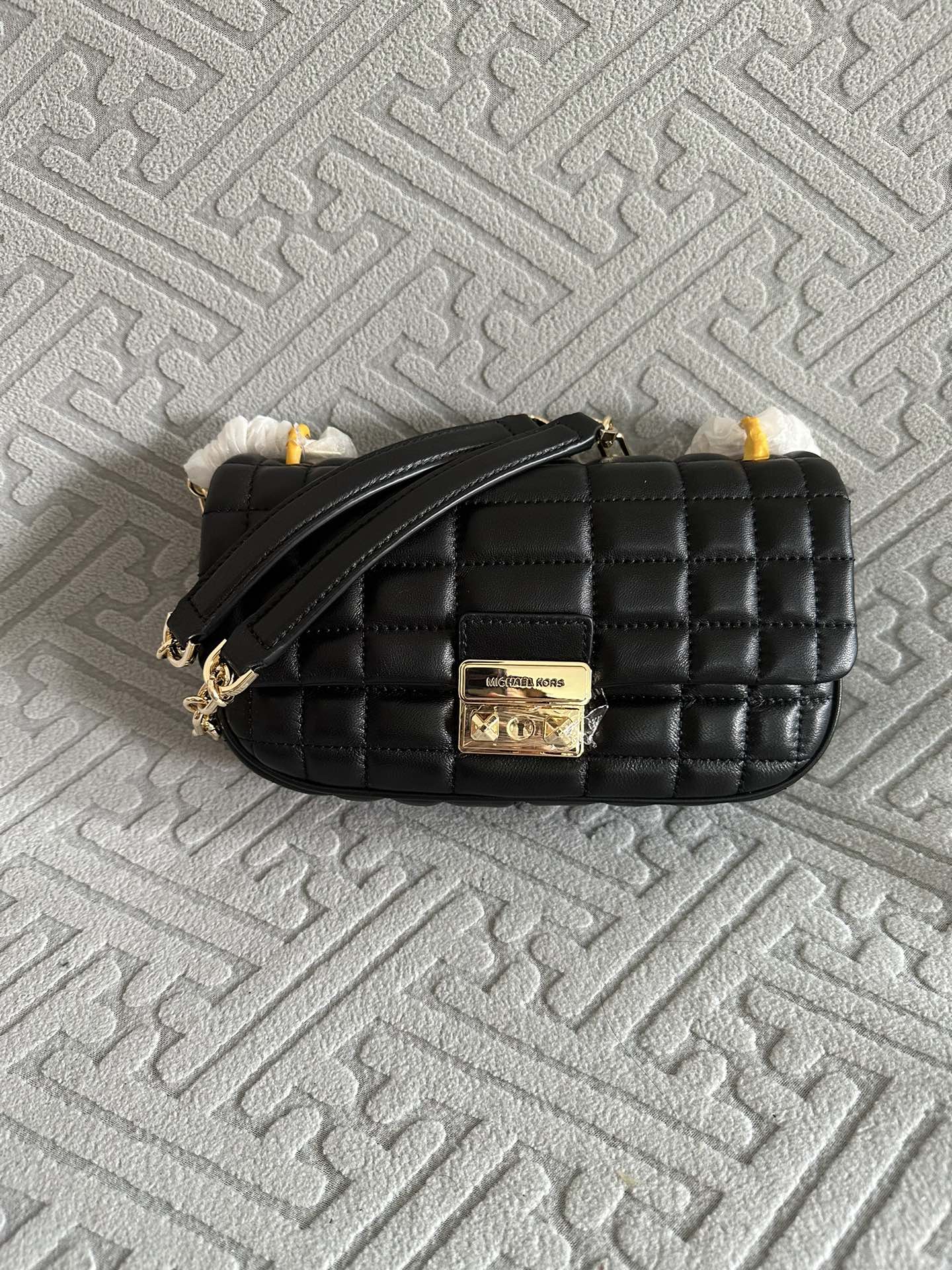 Michael Kors 翠贝卡绣花格子新款包，MK新款TRIBECA系列羊皮方格绗缝锁扣翻盖手提单肩包