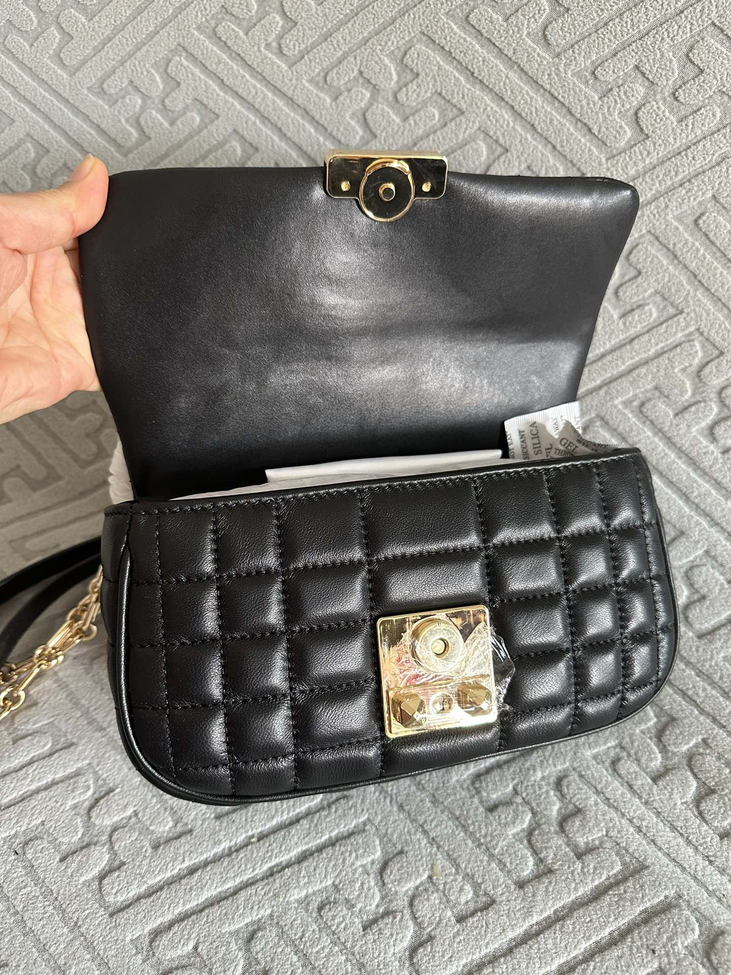 Michael Kors 翠贝卡绣花格子新款包，MK新款TRIBECA系列羊皮方格绗缝锁扣翻盖手提单肩包