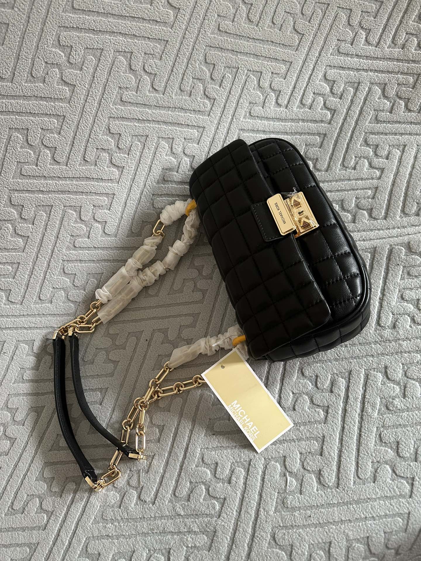 Michael Kors 翠贝卡绣花格子新款包，MK新款TRIBECA系列羊皮方格绗缝锁扣翻盖手提单肩包