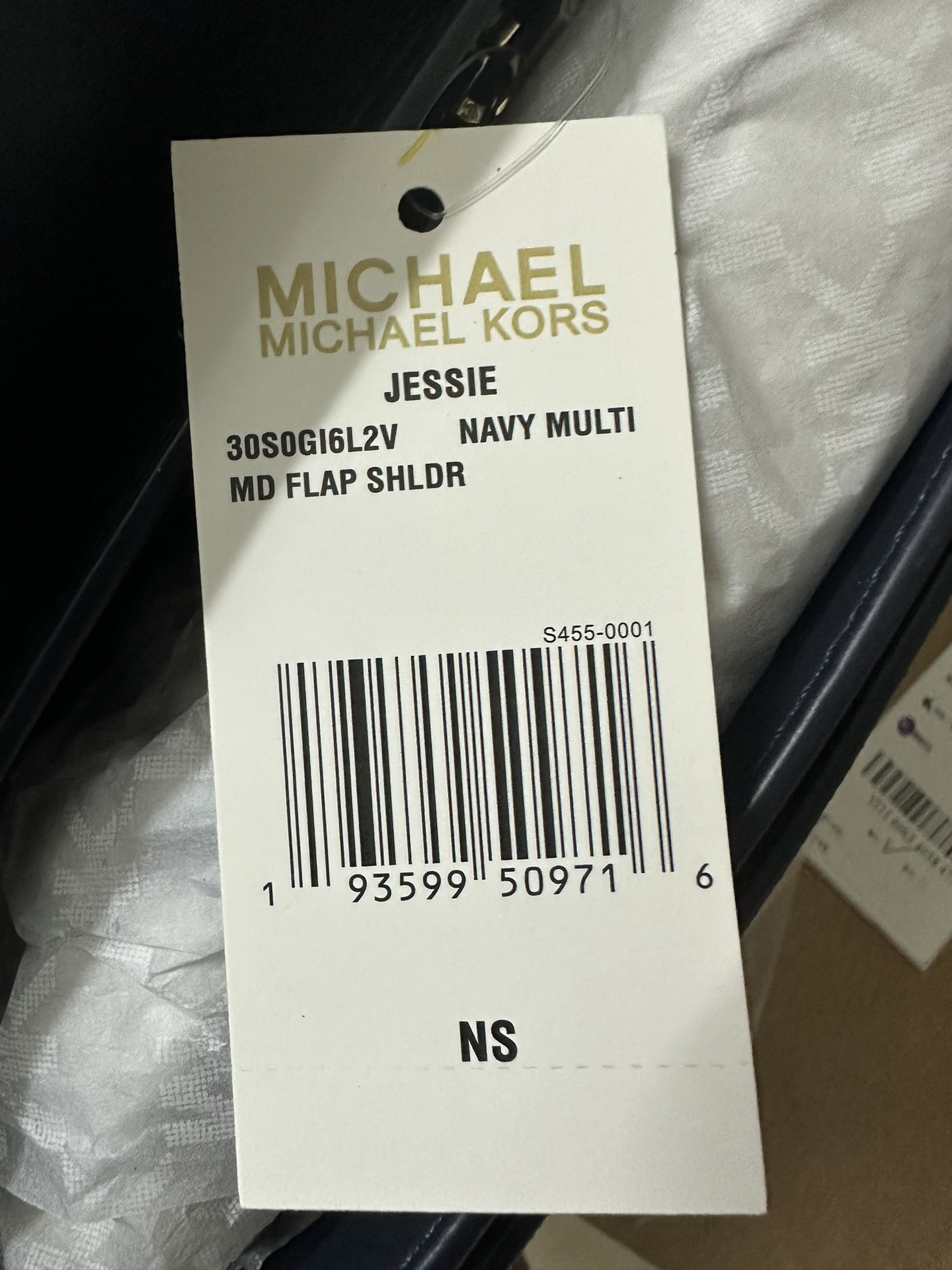 Michael Kors Mk新款 Jessie 单肩包优雅翻盖造型优雅别致 包扣装饰 金属 MK Logo 展现品牌态度