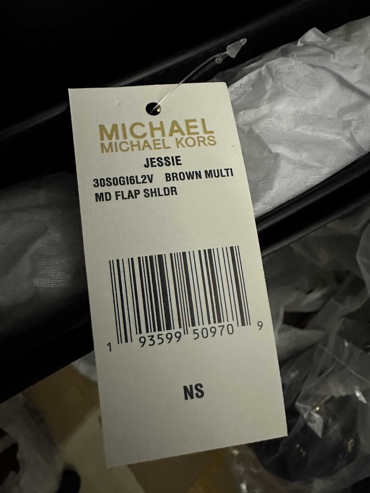 Michael Kors mk秋冬新品单肩包优雅翻盖造型优雅别致，包扣装饰 金属Logo展现品牌态度。适中的肩带设计携带使用时，减轻肩部压力