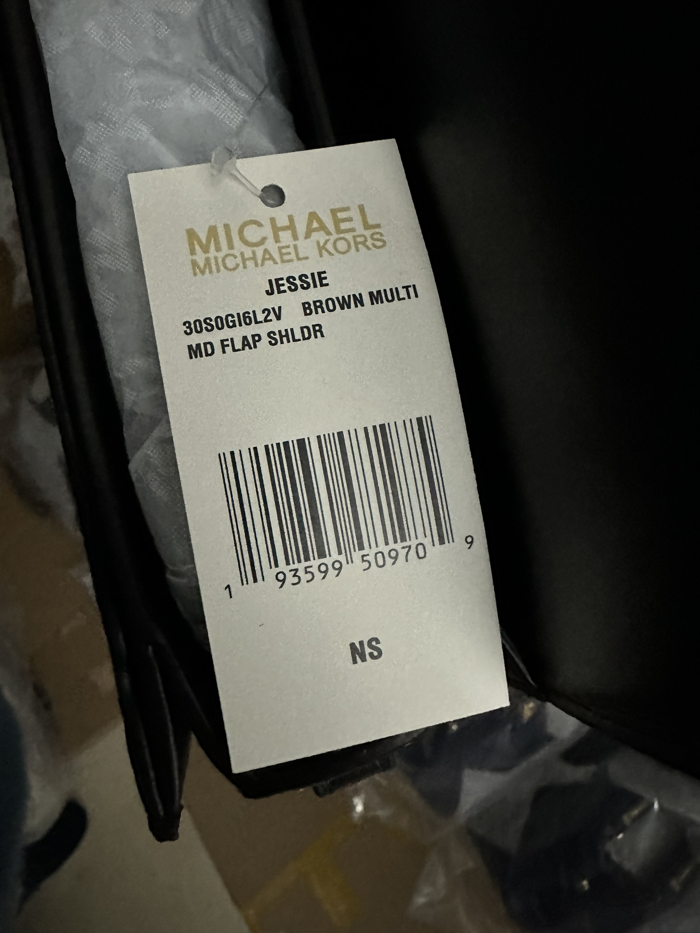 Michael Kors Mk新款 Jessie 单肩包优雅翻盖造型优雅别致 包扣装饰 金属 MK Logo 展现品牌态度