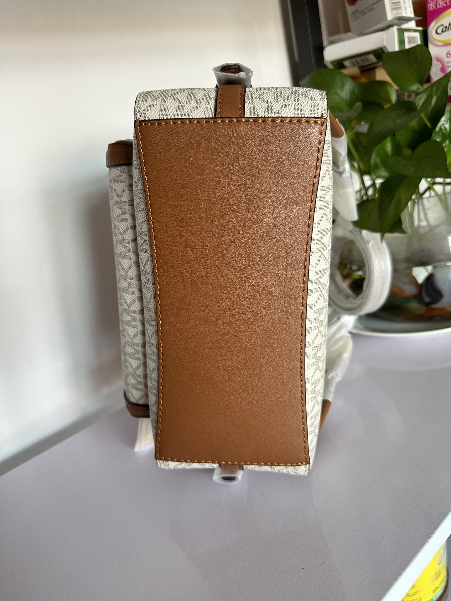 Michael Kors 2024年新款AMK背包2拼皮中号。 A