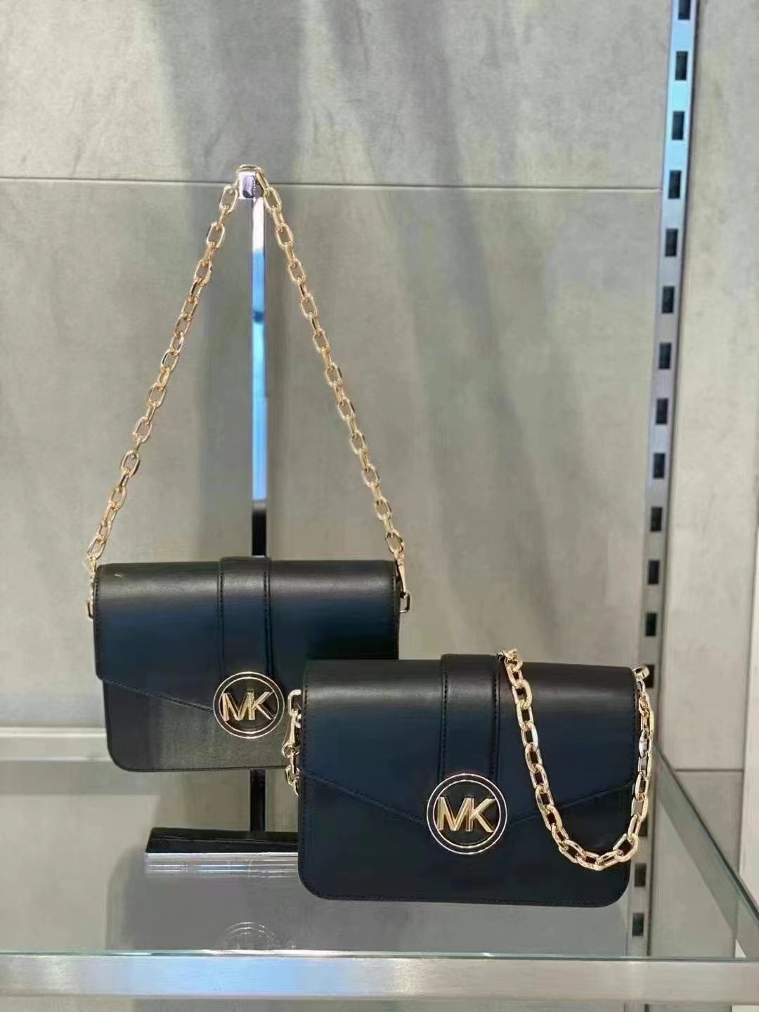 Michael Kors MK独家新款Carmen中号信封包链条翻盖牛皮单肩斜挎包， 大字母五金，五金链条手提和长肩带斜挎包，双肩带可拆卸
