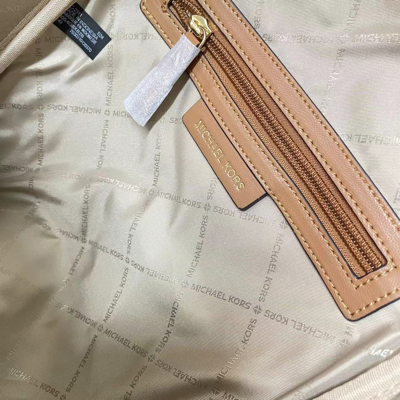 Michael Kors MK中号MK背包2拼皮2024新款，双肩包。 。A