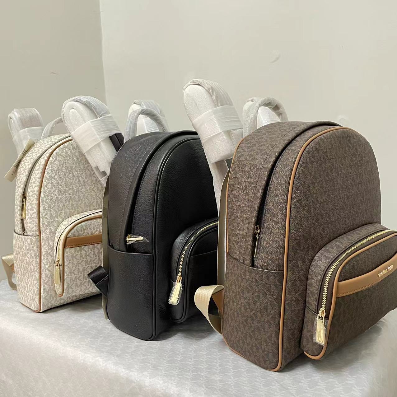Michael Kors MK中号MK背包2拼皮2024新款，双肩包。 。A