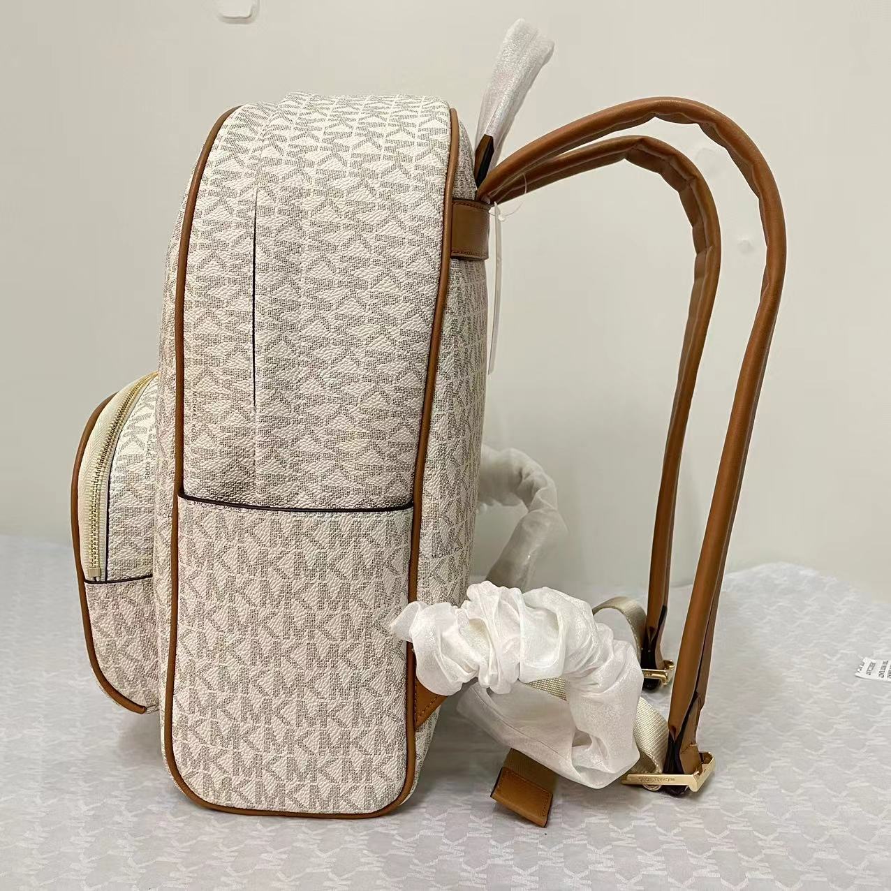 Michael Kors MK中号MK背包2拼皮2024新款，双肩包。 。A