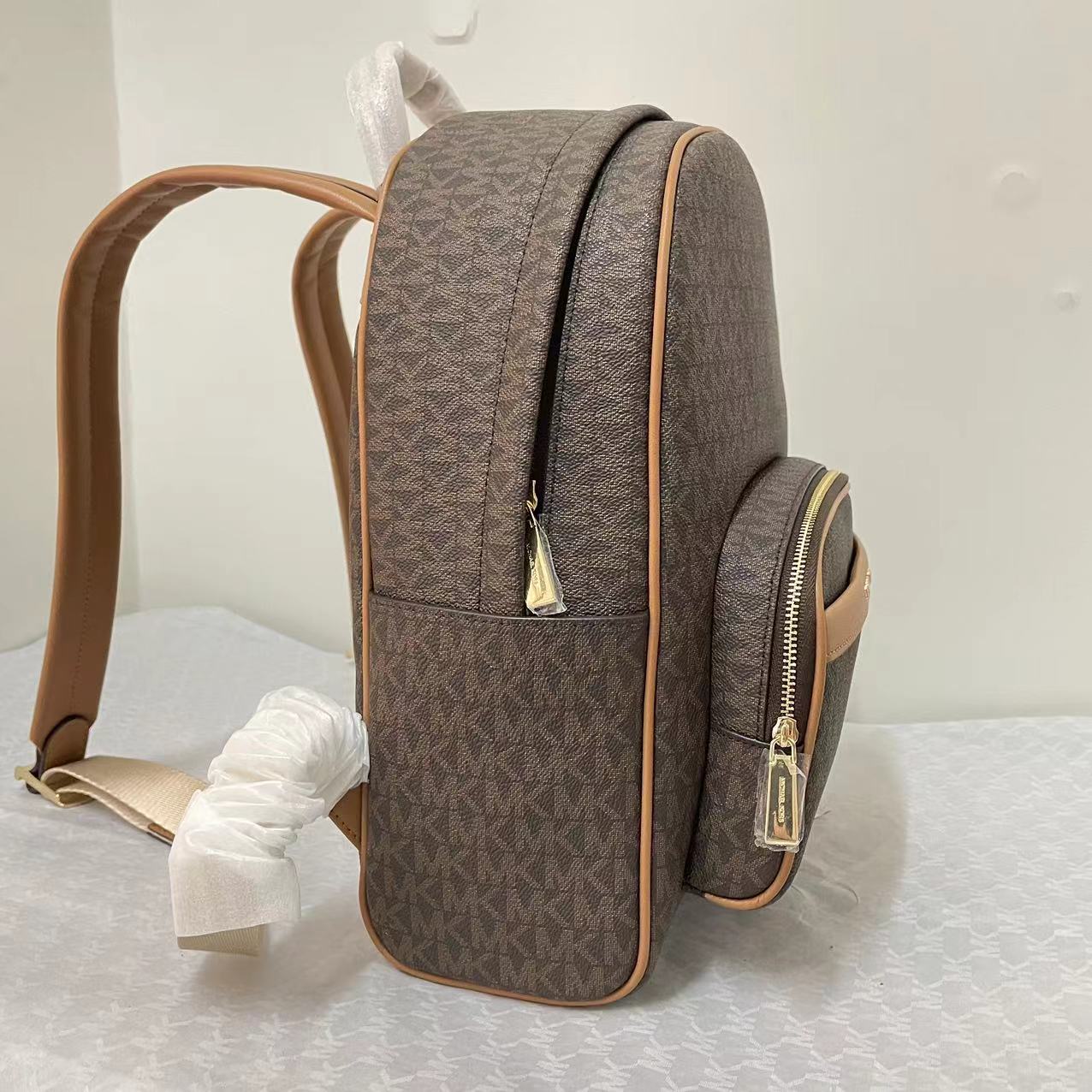 Michael Kors MK中号MK背包2拼皮2024新款，双肩包。 。A