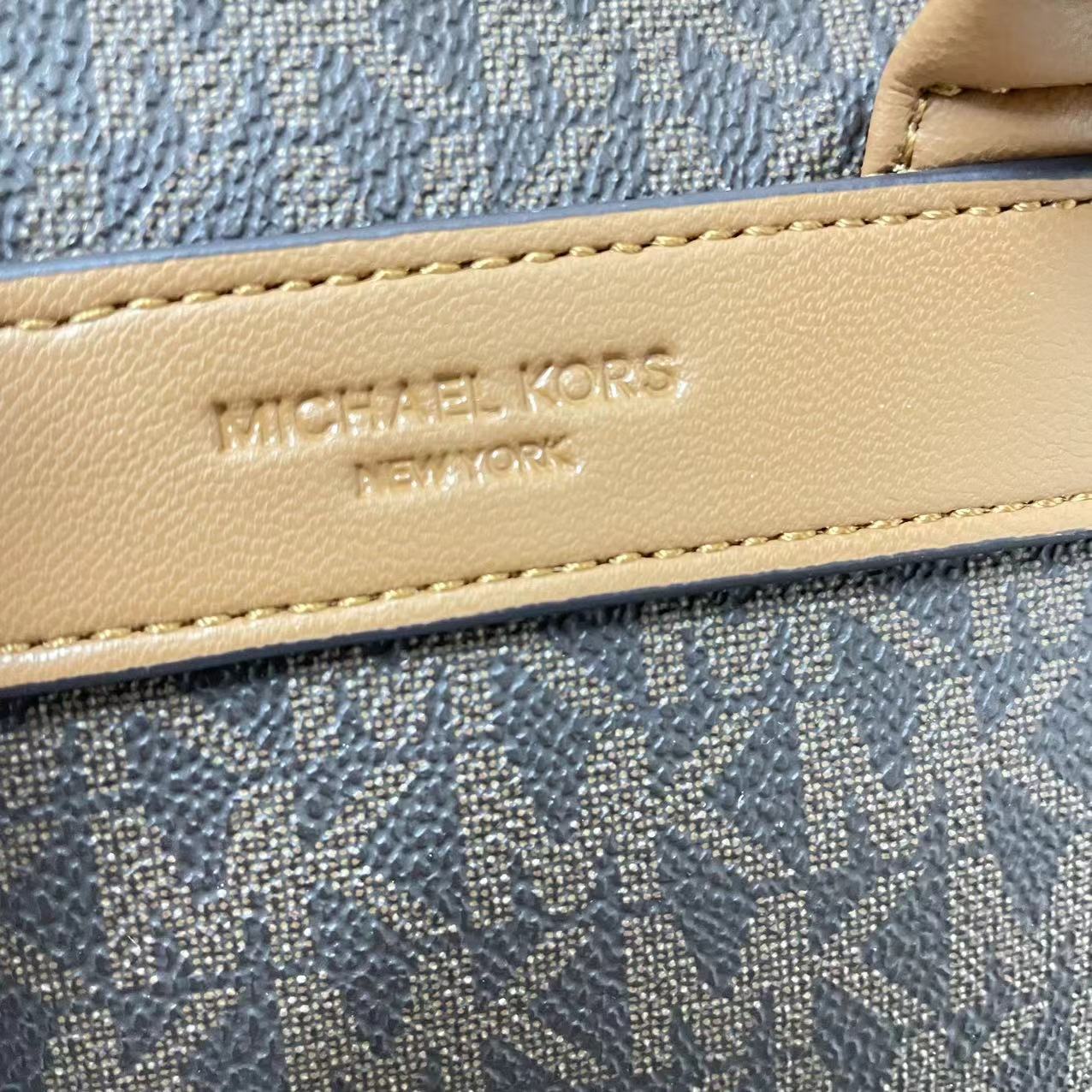 Michael Kors MK中号MK背包2拼皮2024新款，双肩包。 。A